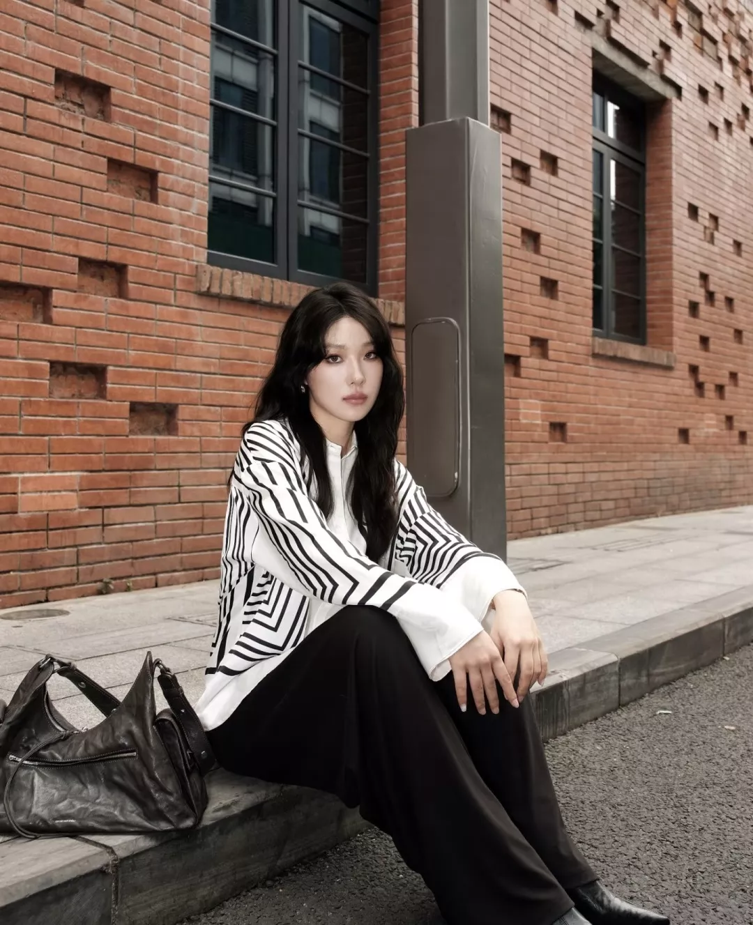 입생로랑 블랙 화이트 스트라이프 실크 셔츠 상세 이미지 14