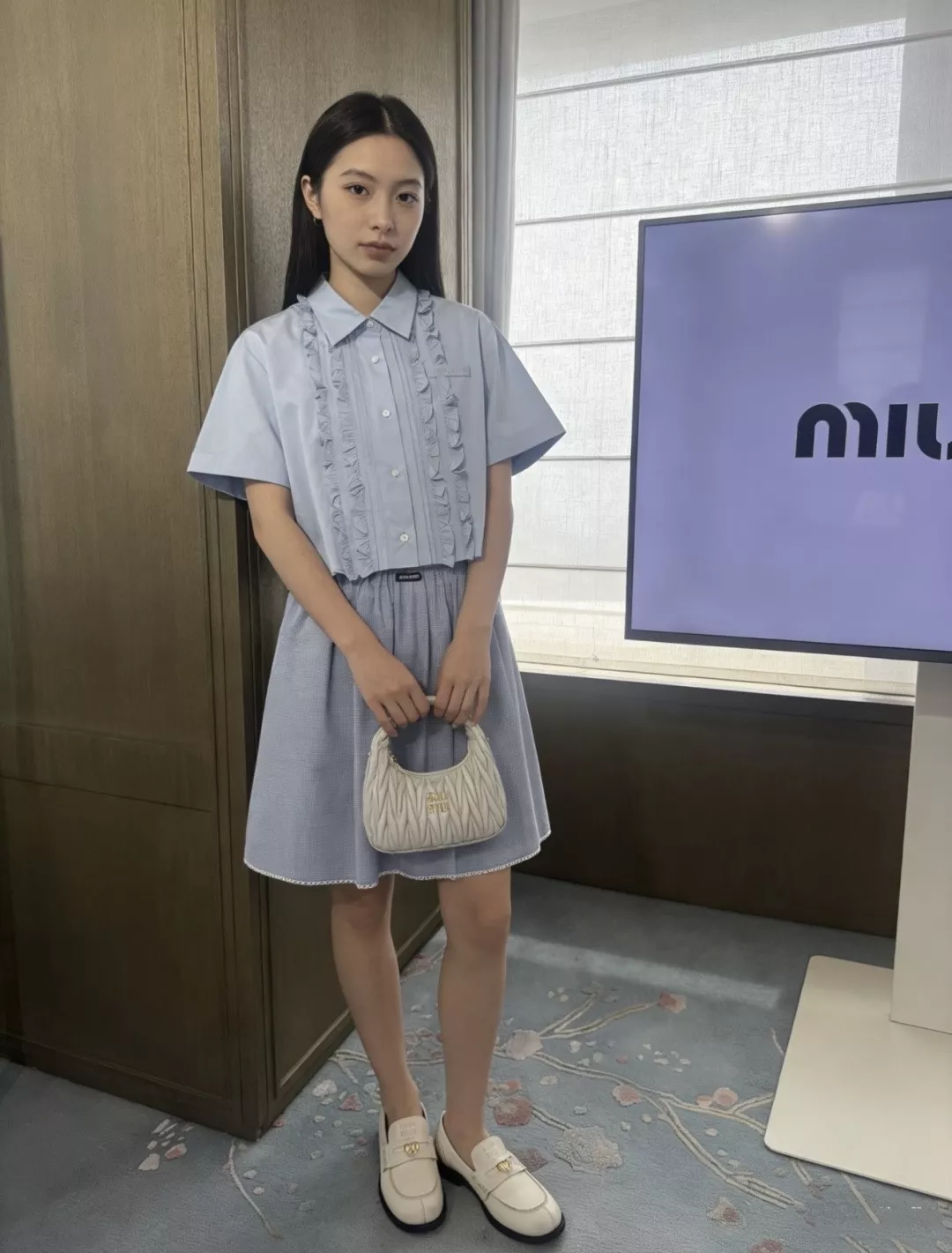 미우미우 프릴 장식 반소매 셔츠와 미니 스커트 세트 상세 이미지 3