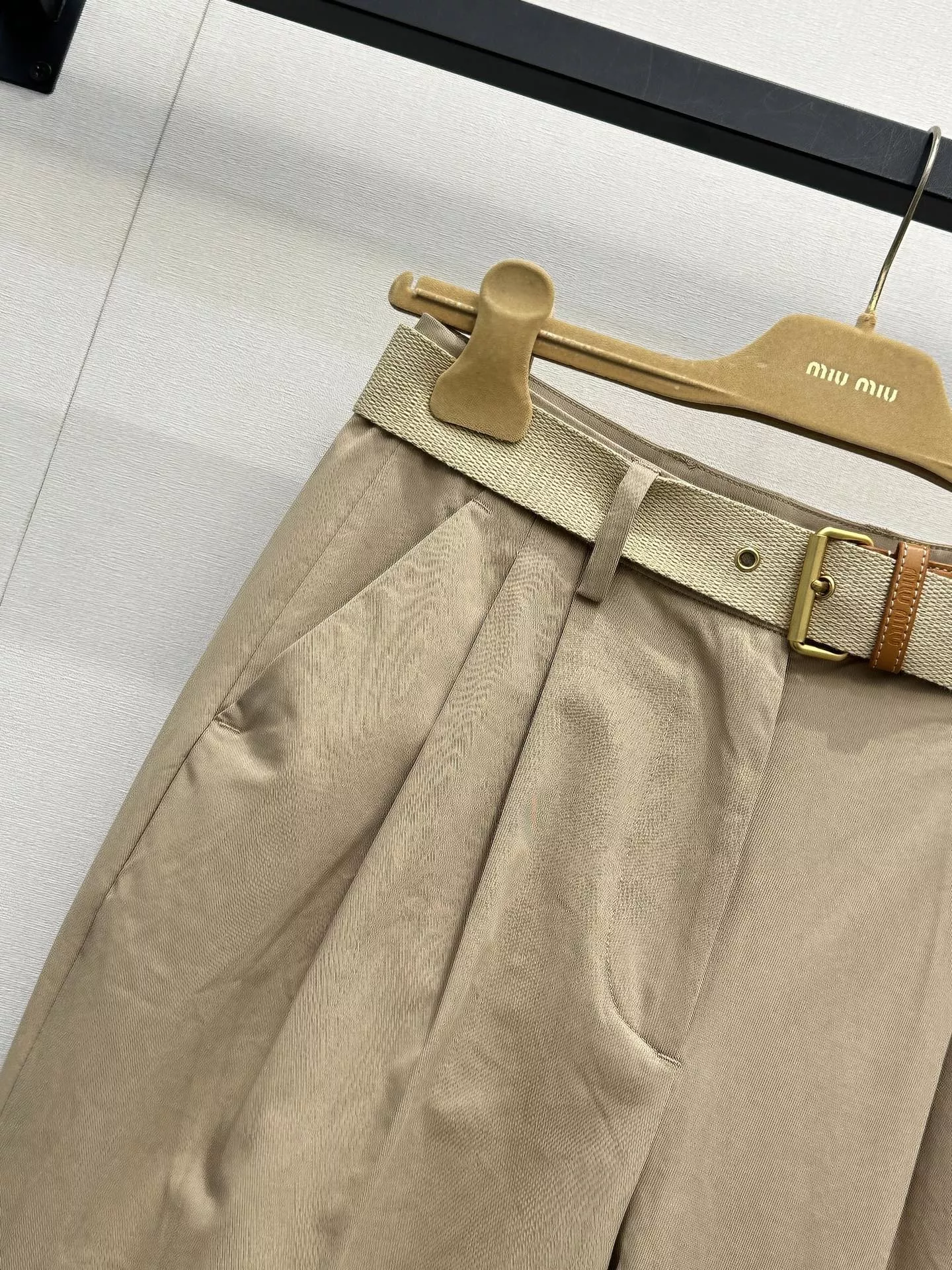 미우미우 벨트 포인트 카키 팬츠 상세 이미지 13