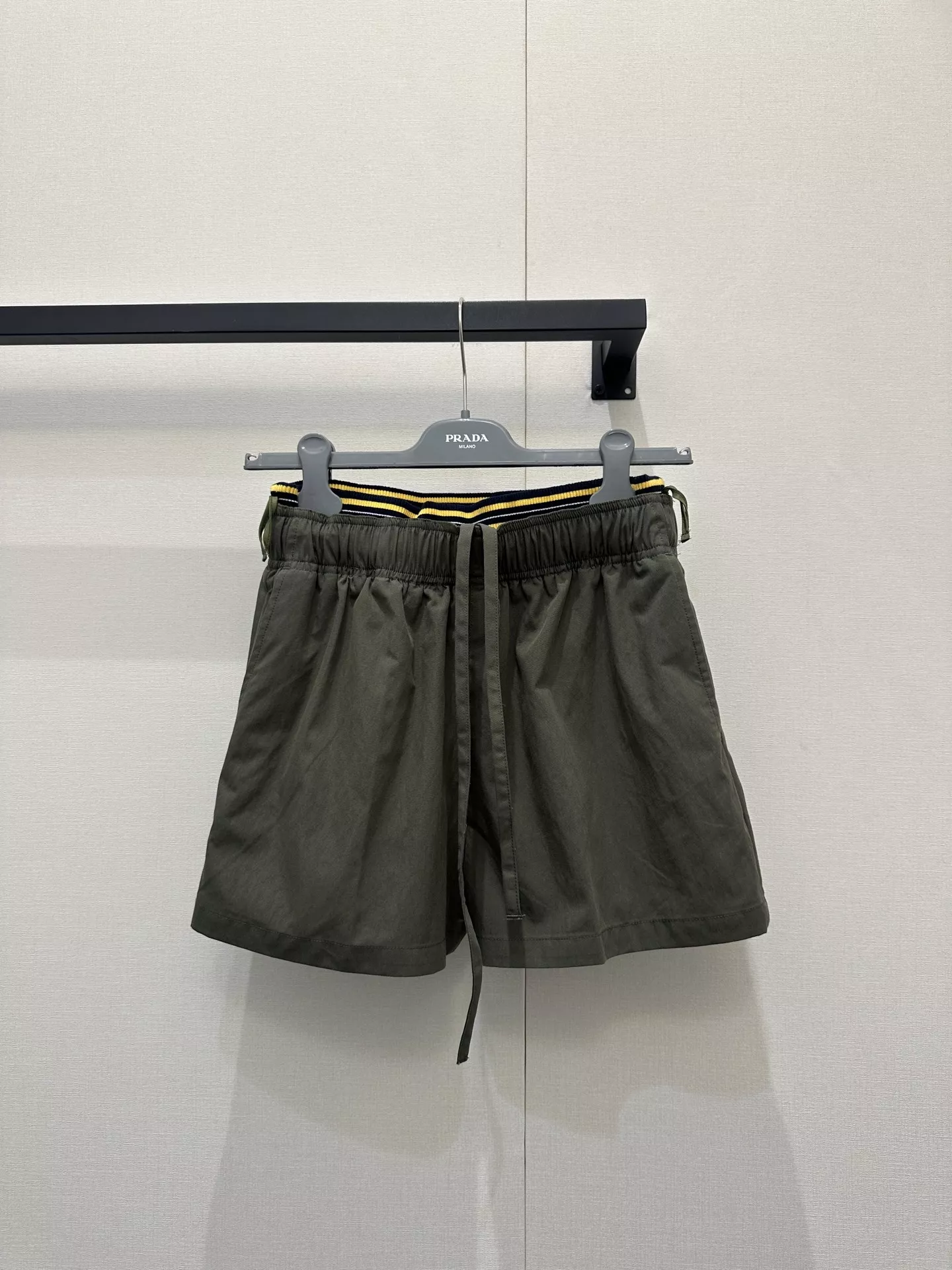 프라다 올리브그린 카고 스타일 반바지 상세 이미지 7