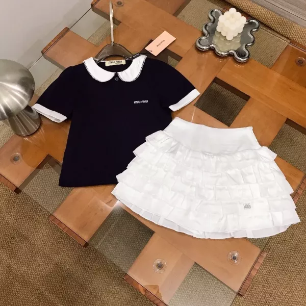 미우미우 카라 반소매 블라우스와 플리츠 스커트 세트
