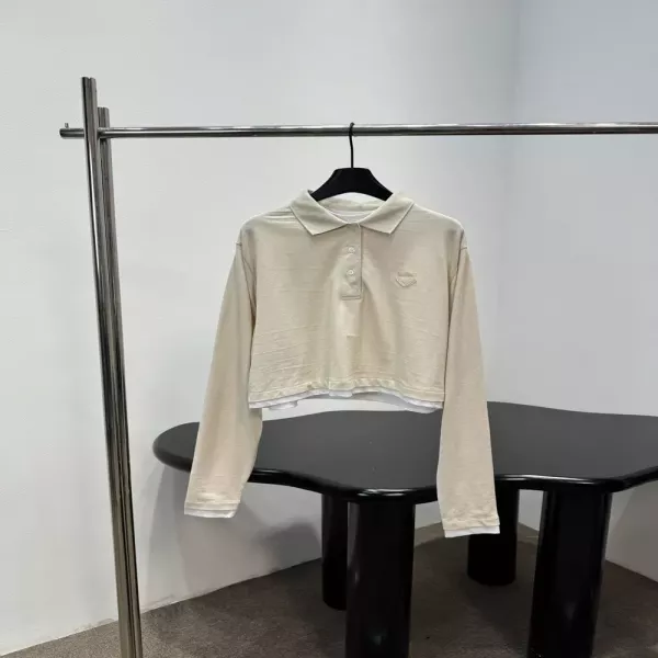 프라다 삼각 로고 포인트 레이어드 카라탑