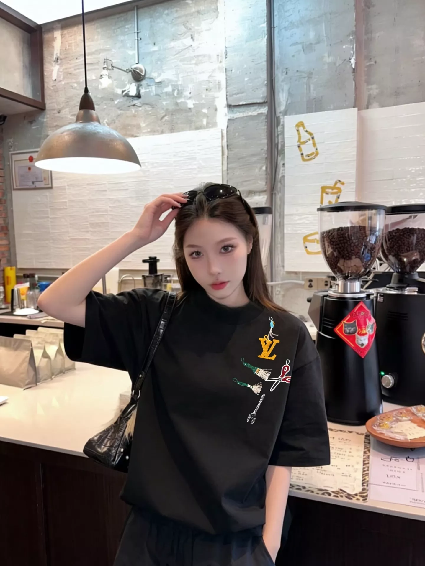 루이비통 툴 자수 로고 반팔 티 상세 이미지 7