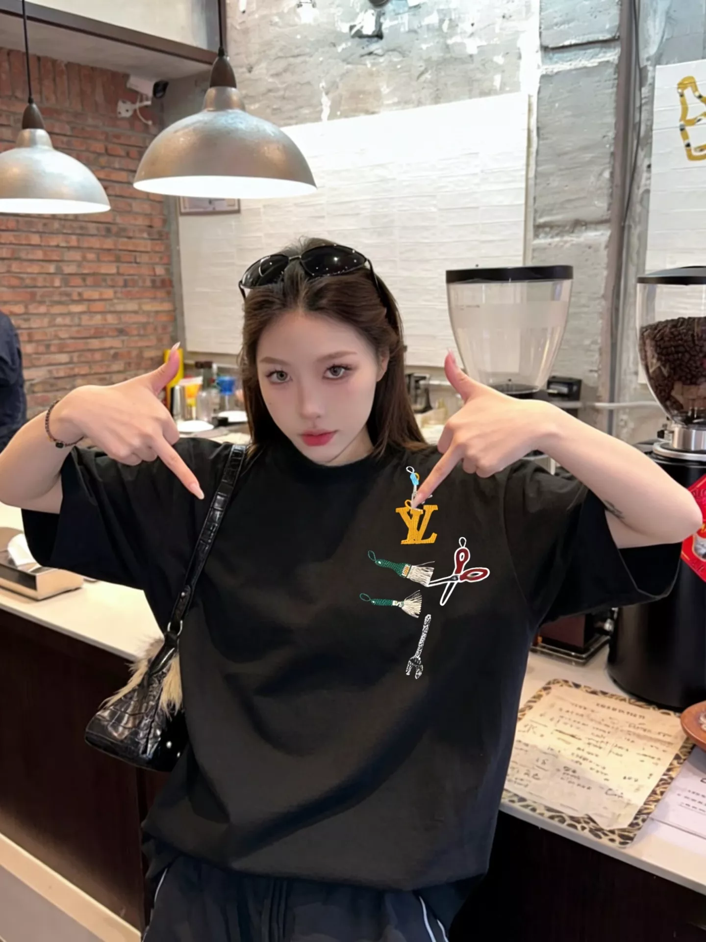 루이비통 툴 자수 로고 반팔 티 상세 이미지 8