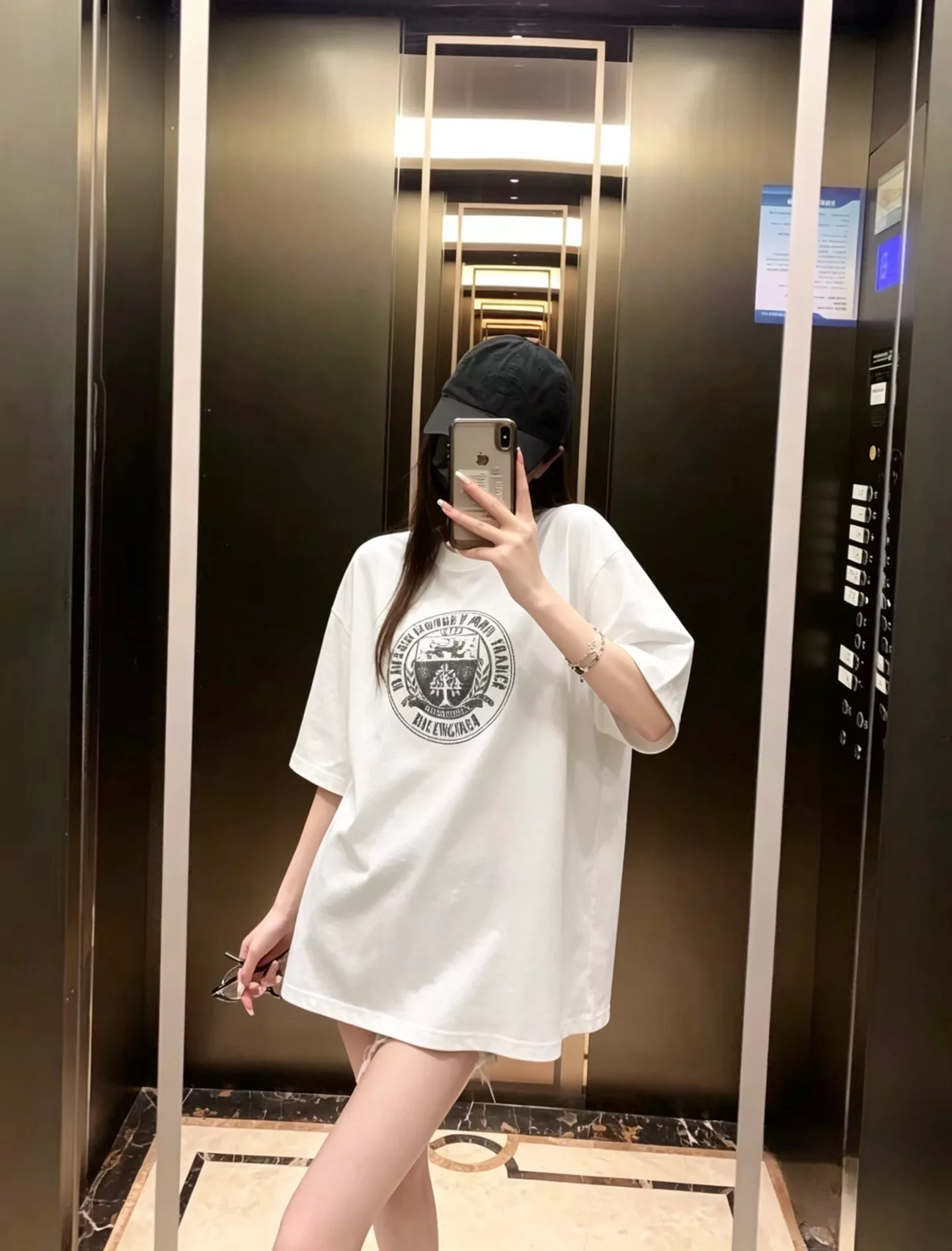 발렌시아가 로고 프린트 라운드넥 반팔 티셔츠 상세 이미지 22