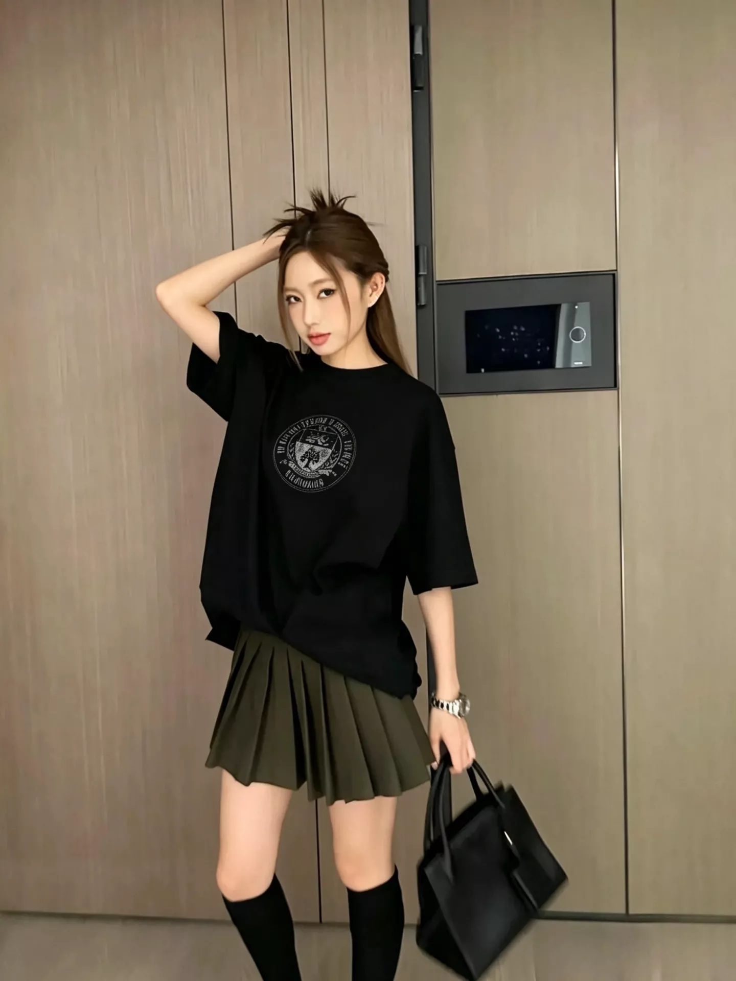 발렌시아가 로고 프린트 라운드넥 반팔 티셔츠 상세 이미지 18