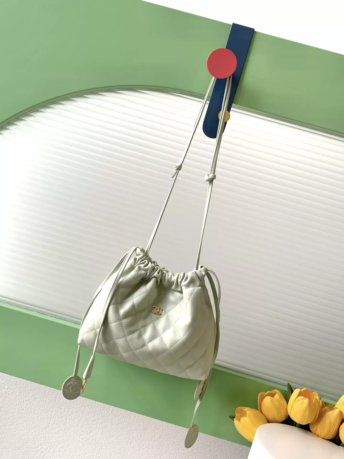 샤넬 퀼팅 드로스트링 버킷백 상세 이미지 10