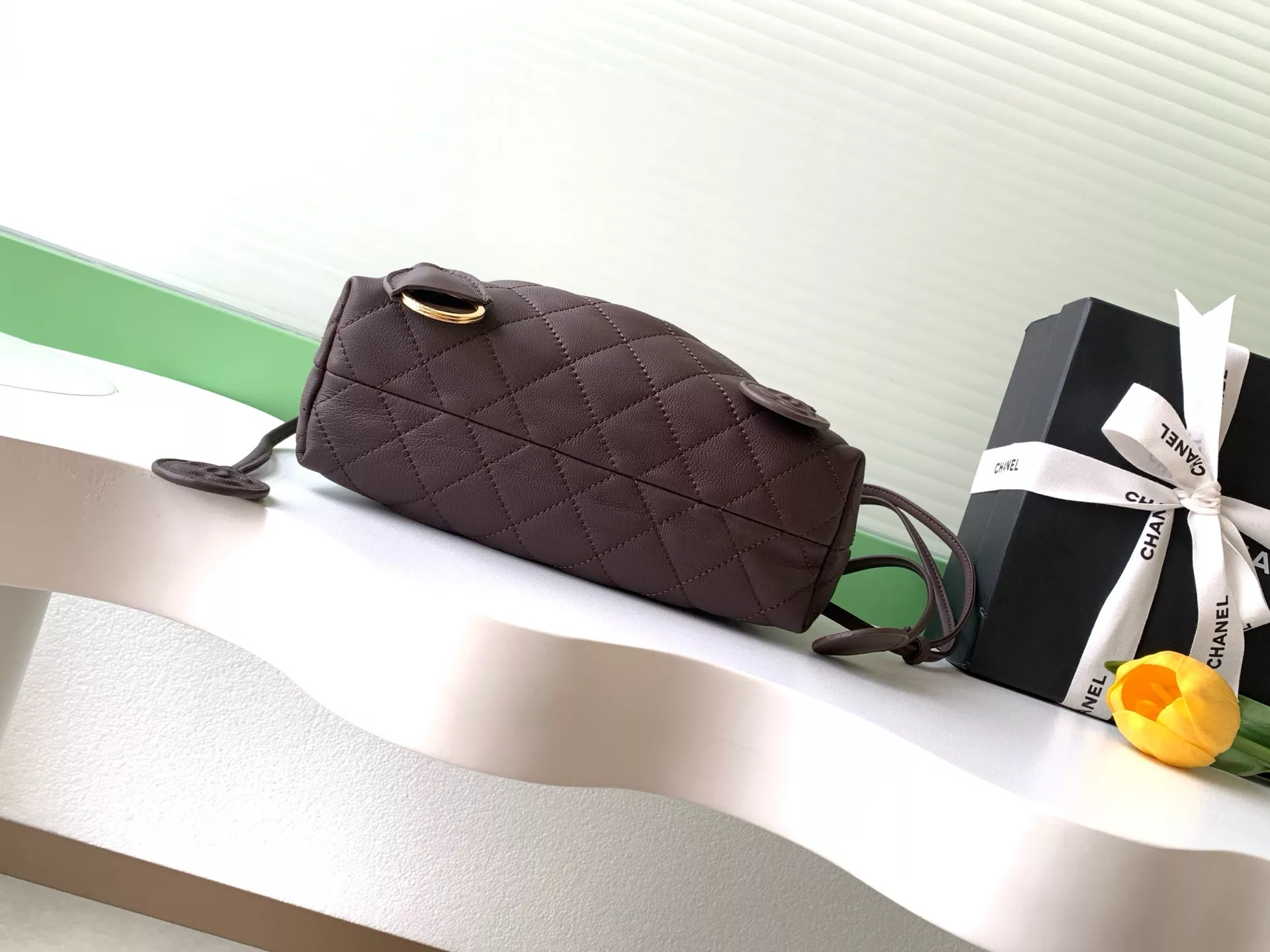 샤넬 퀼팅 드로스트링 숄더백 상세 이미지 4