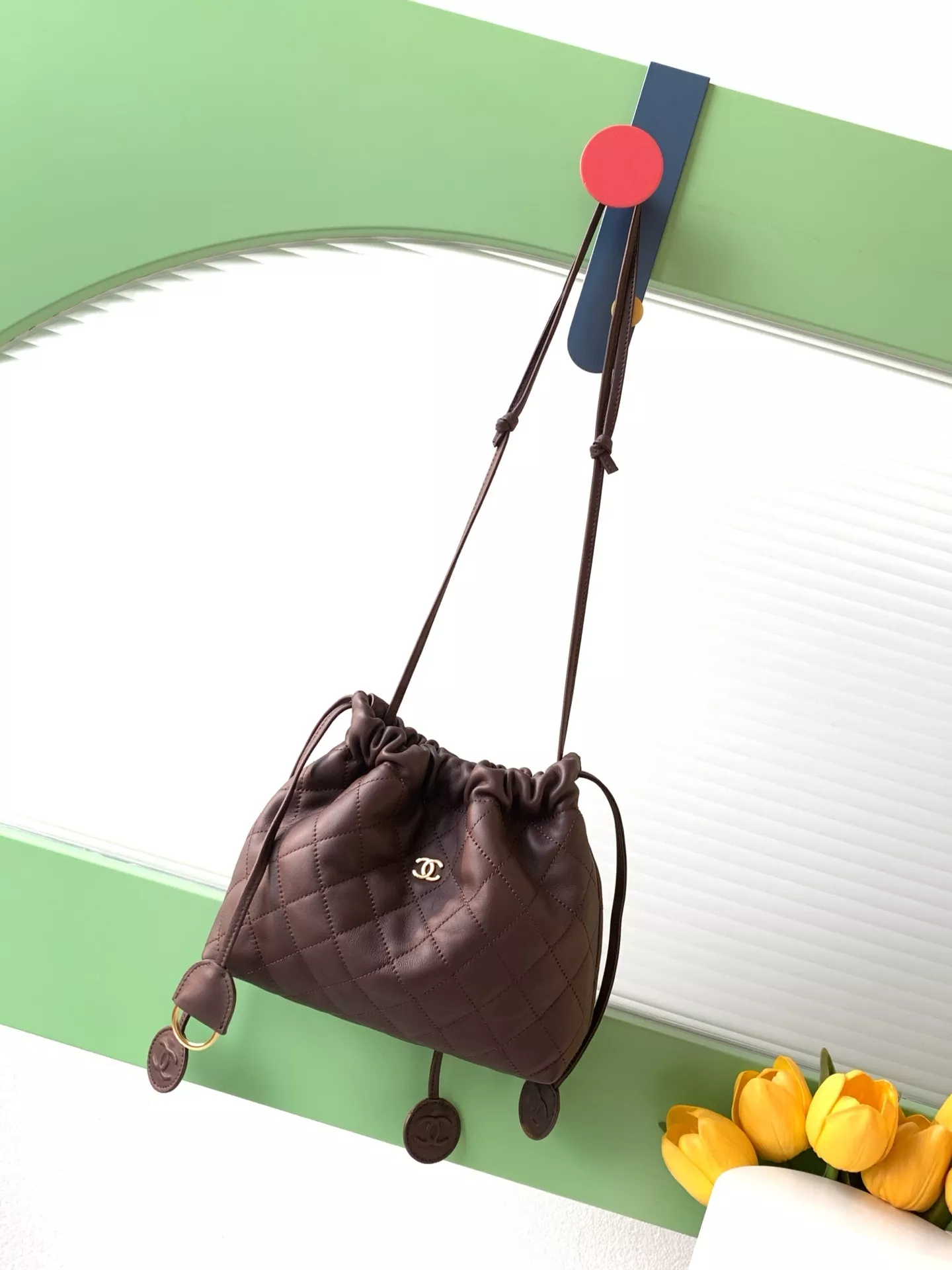 샤넬 퀼팅 드로스트링 숄더백 상세 이미지 10