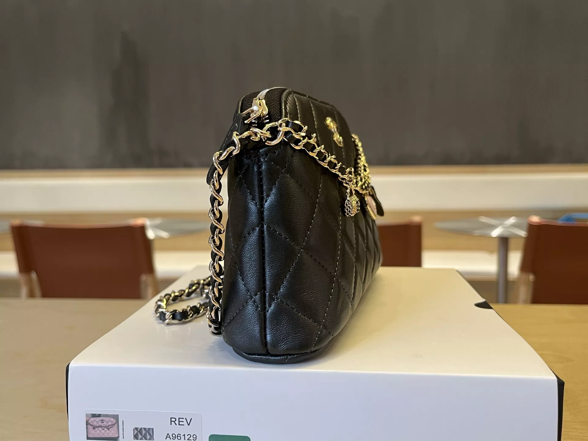 샤넬 하트 펜던트 체인 장식 가방 상세 이미지 5