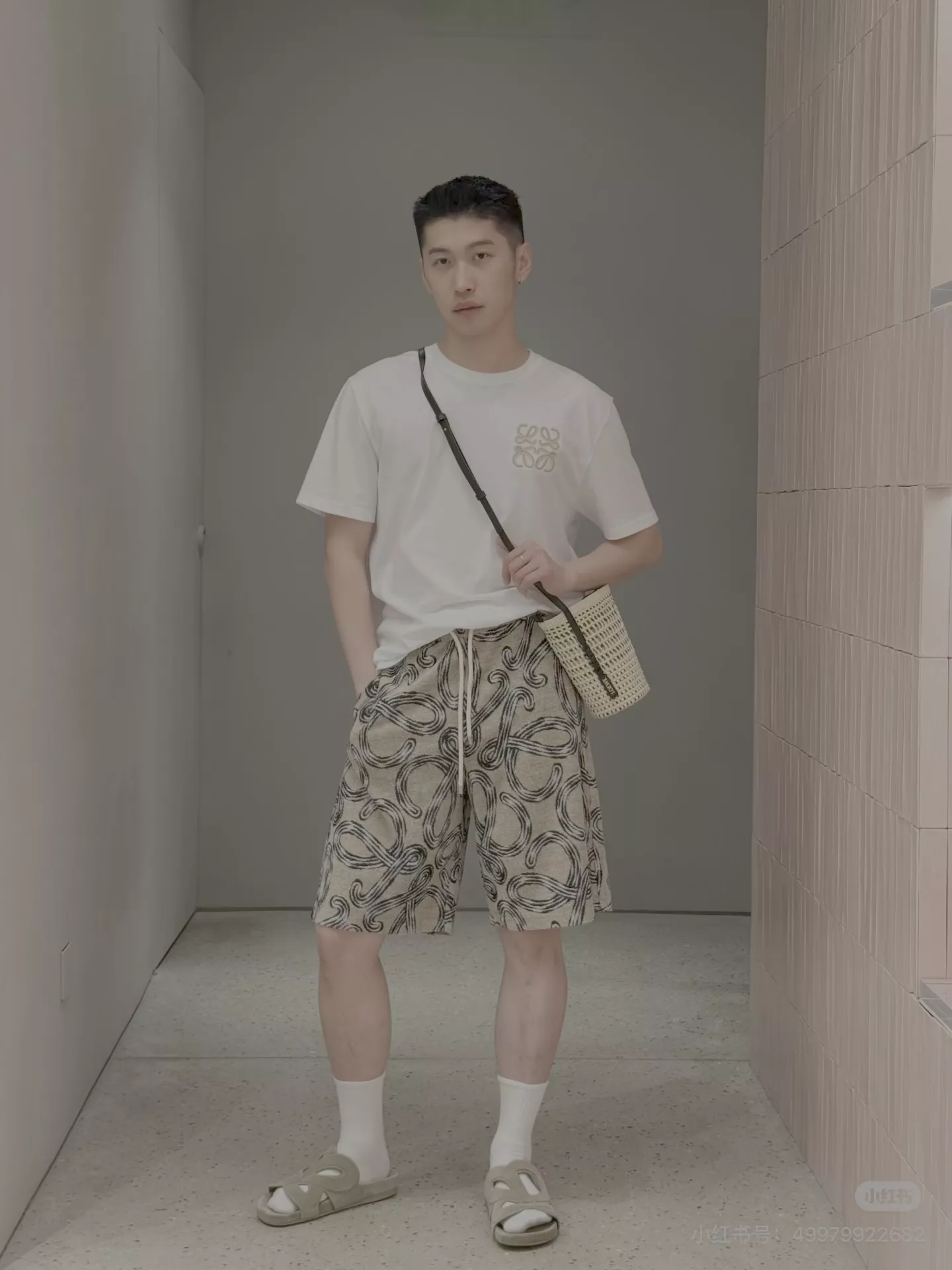 로에베 로고 자수 루즈핏 반팔 티셔츠 상세 이미지 52
