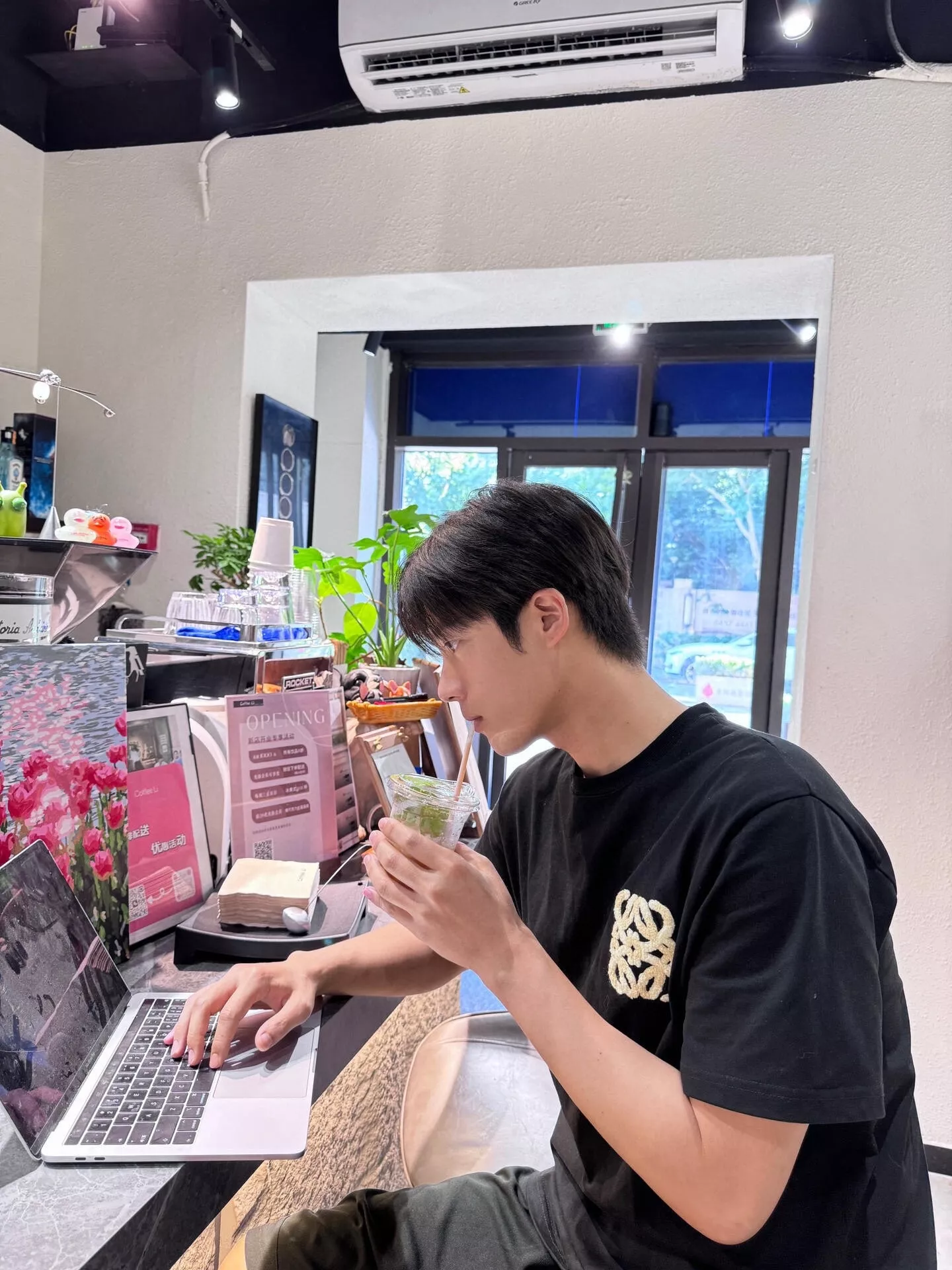 로에베 로고 자수 루즈핏 반팔 티셔츠 상세 이미지 48