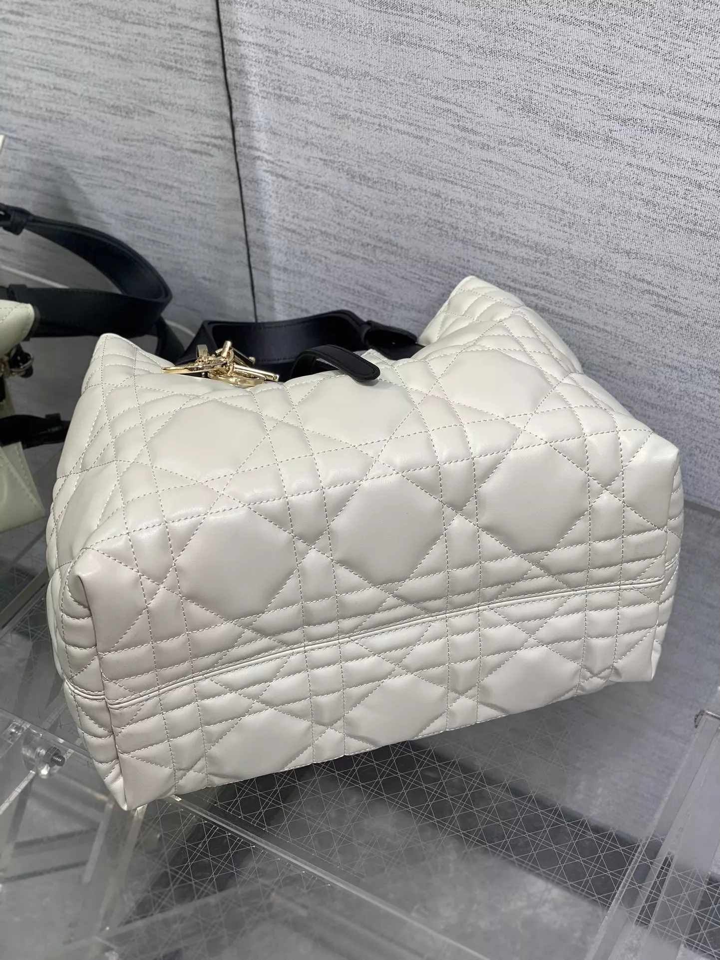 디올 뚜주르 퀼팅 레더 백 상세 이미지 7
