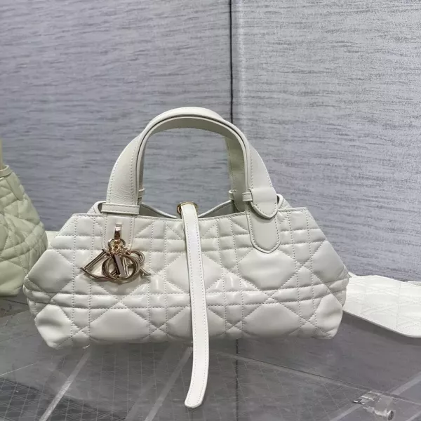 디올 레터 참 장식 퀼팅 토트백