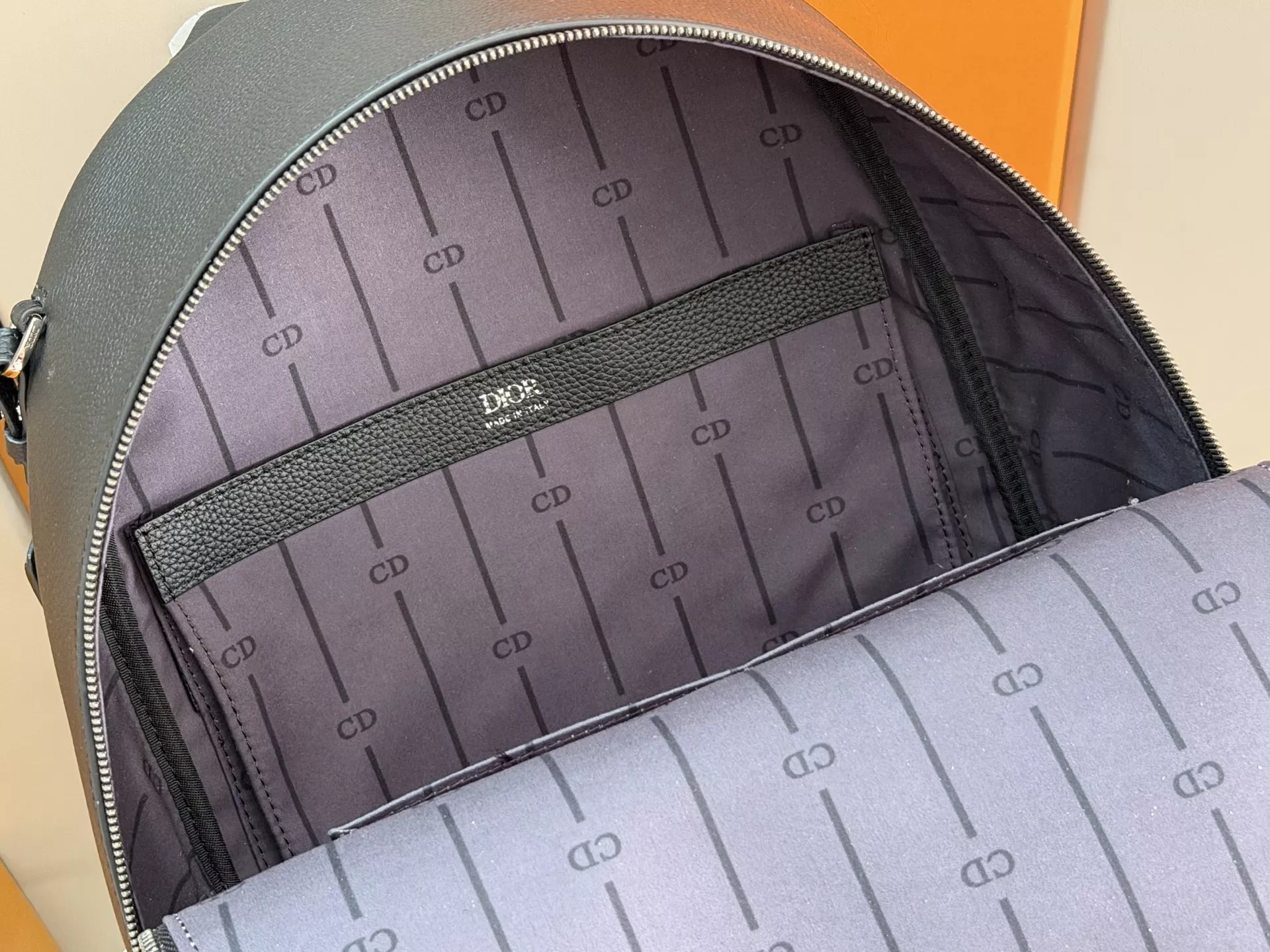 디올 CD 아이콘 지퍼 브리프백 상세 이미지 9
