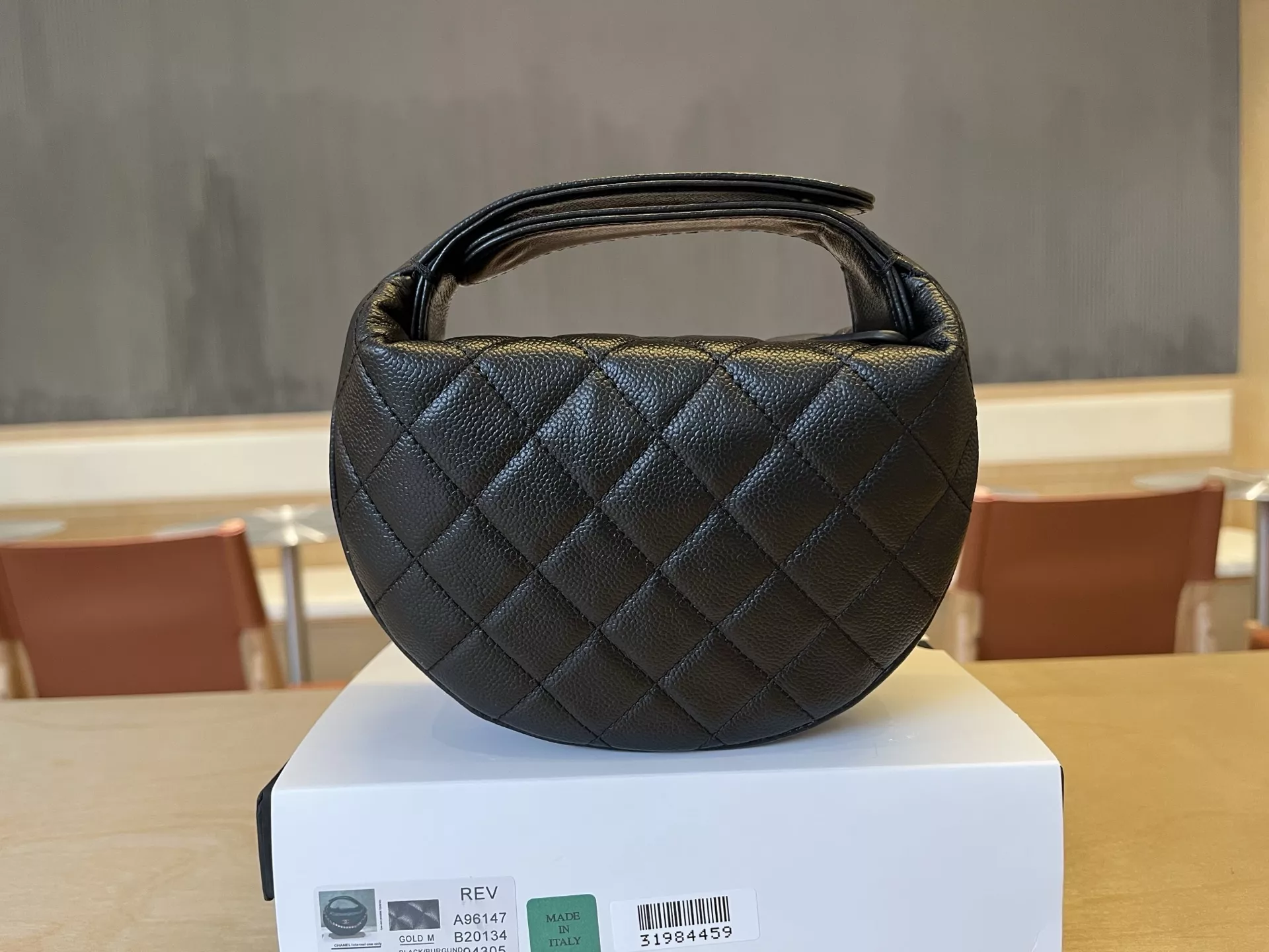 샤넬 진주 체인 장식 퀼팅 백 상세 이미지 3