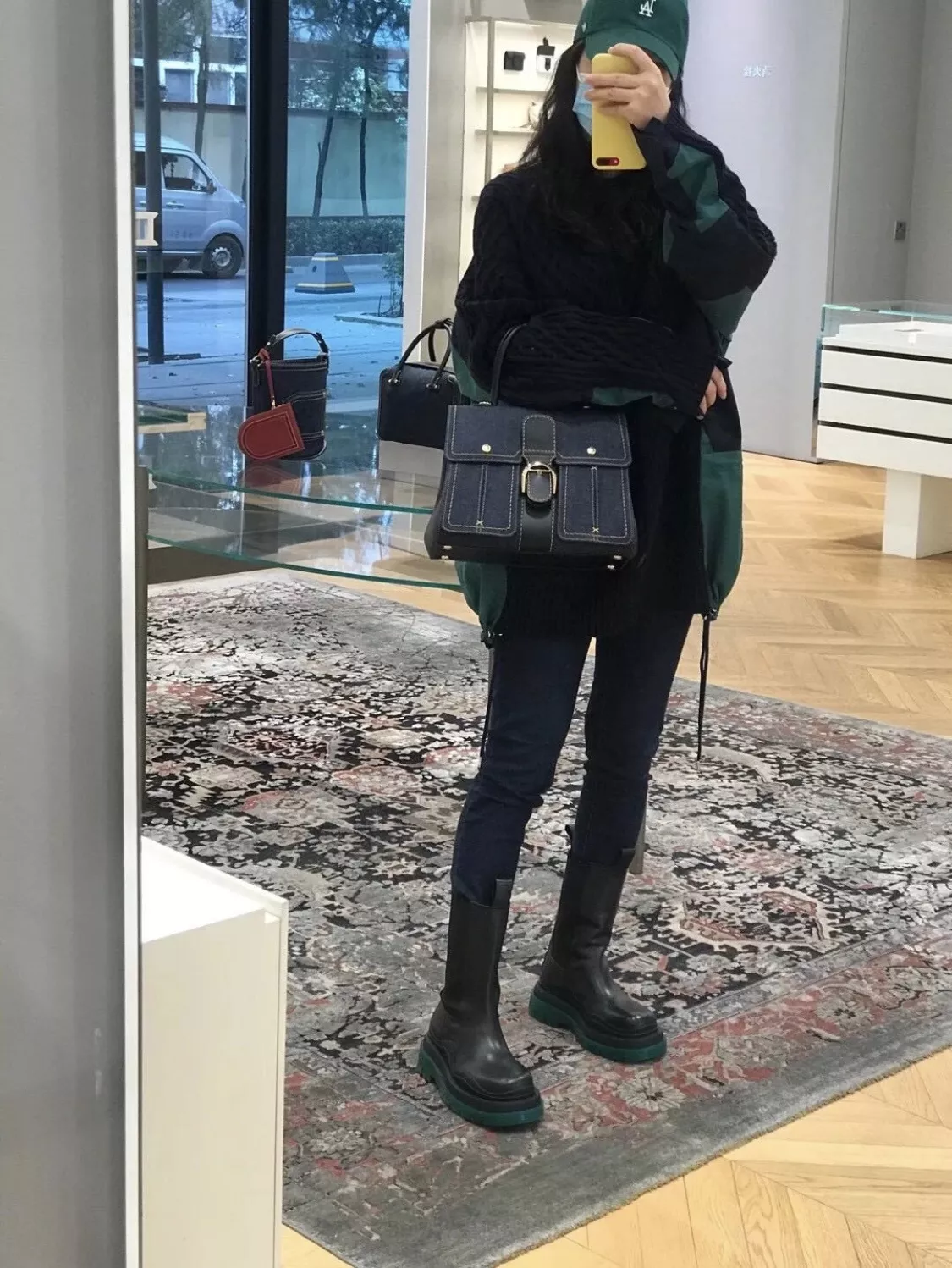 델보 데님 포인트 핸들 백 상세 이미지 24