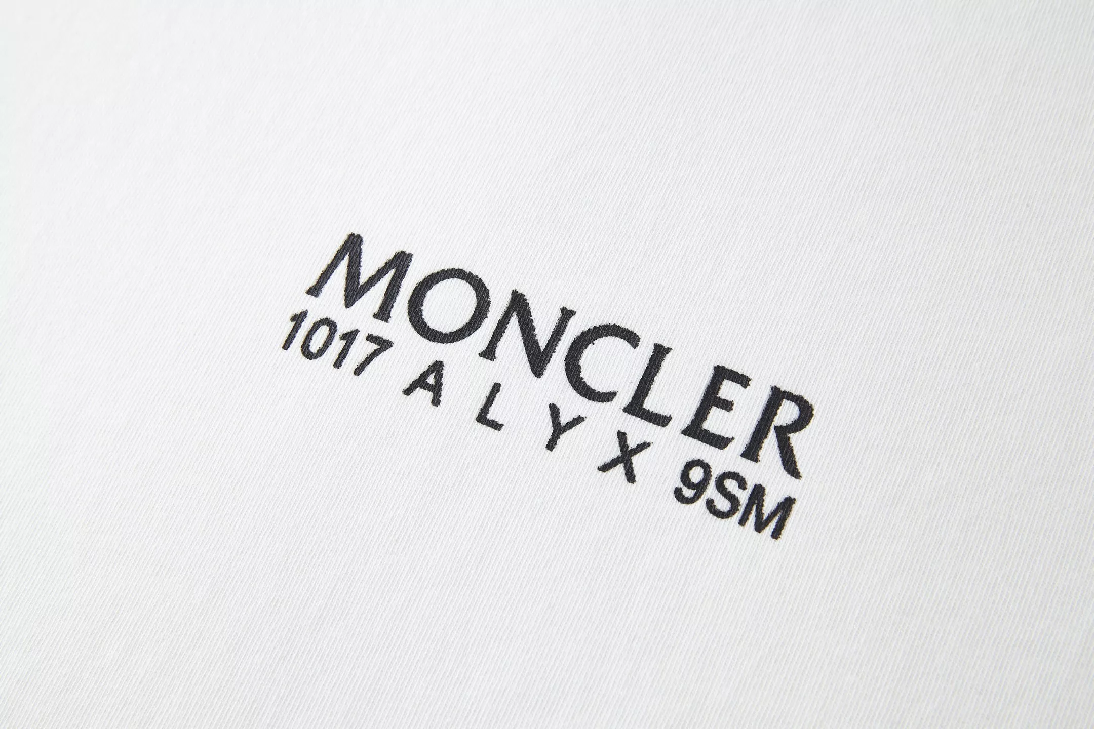 몽클레어 로고 프린트 라운드 반팔 티 상세 이미지 6