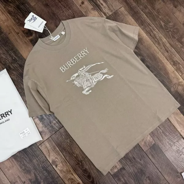 버버리 자수 로고 반팔 티셔츠