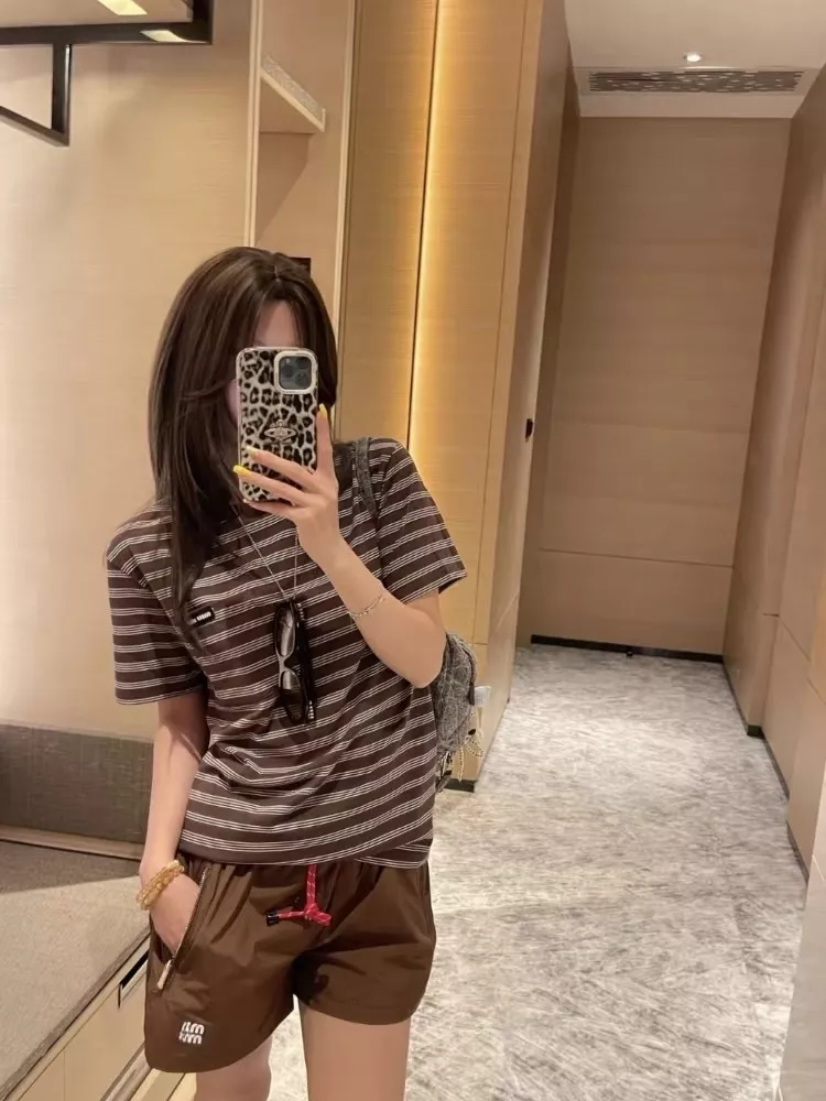 미우미우 스트라이프 로고 패치 반팔 티셔츠 상세 이미지 7