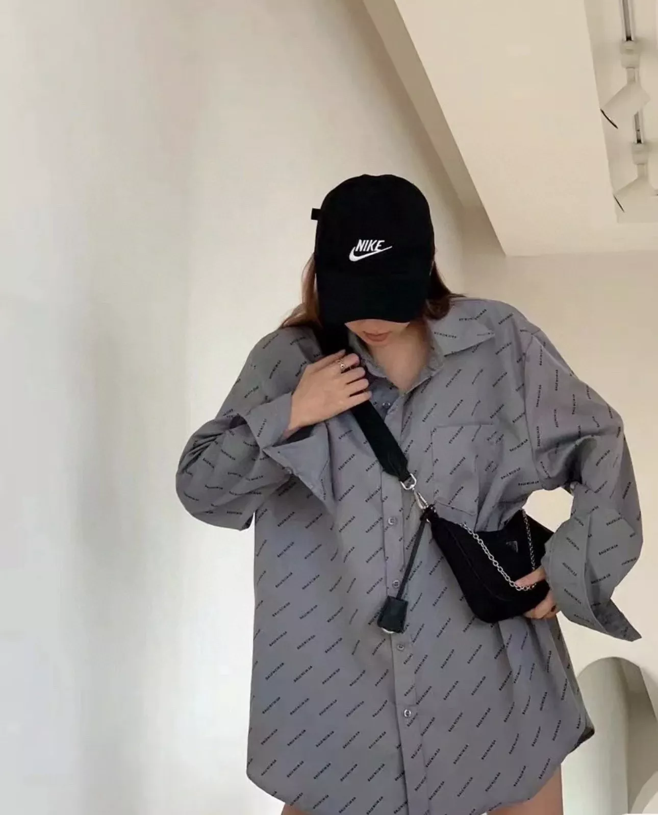 발렌시아가 클래식 올오버 로고 긴소매 셔츠 상세 이미지 18
