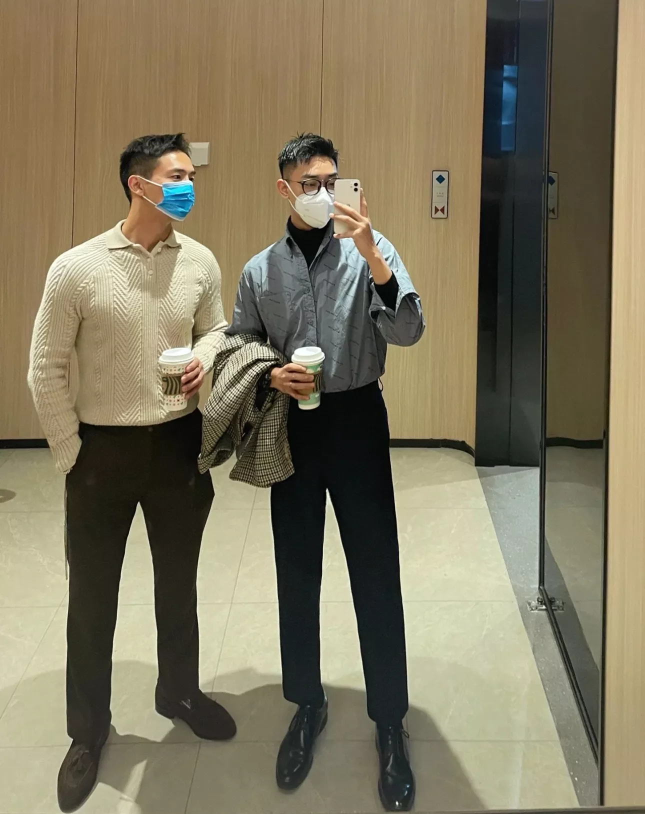 발렌시아가 클래식 올오버 로고 긴소매 셔츠 상세 이미지 11