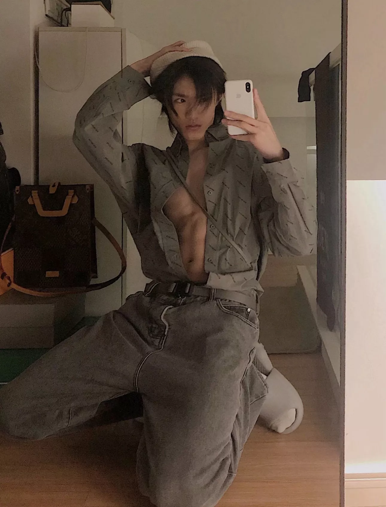 발렌시아가 클래식 올오버 로고 긴소매 셔츠 상세 이미지 13