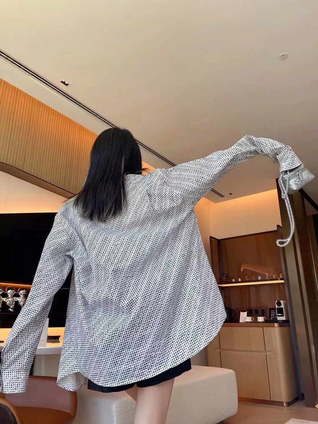 발렌시아가 아카이브 레터 프린트 오버핏 셔츠 상세 이미지 12