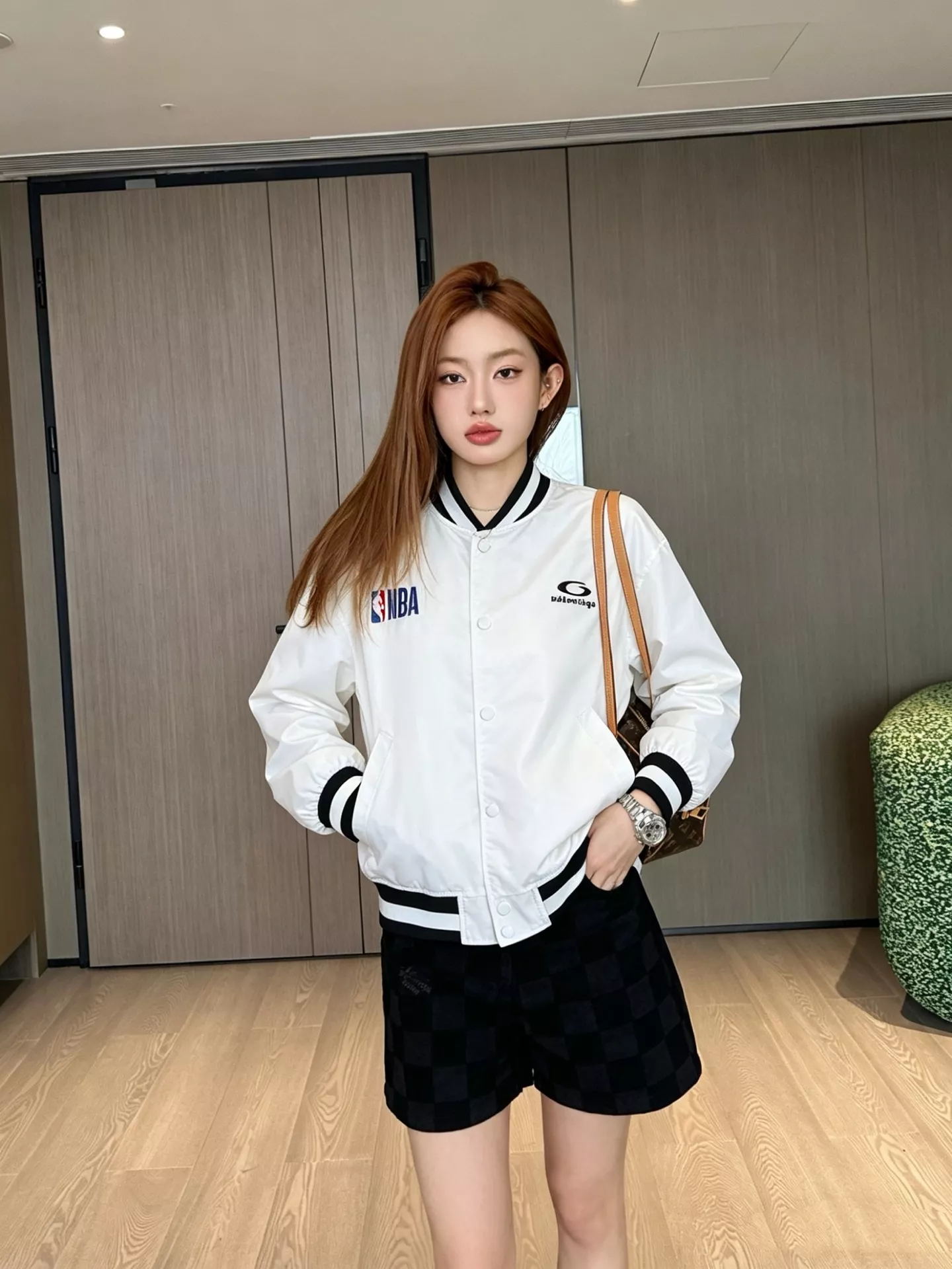 발렌시아가 NBA 콜라보 자수 보머 재킷 상세 이미지 15
