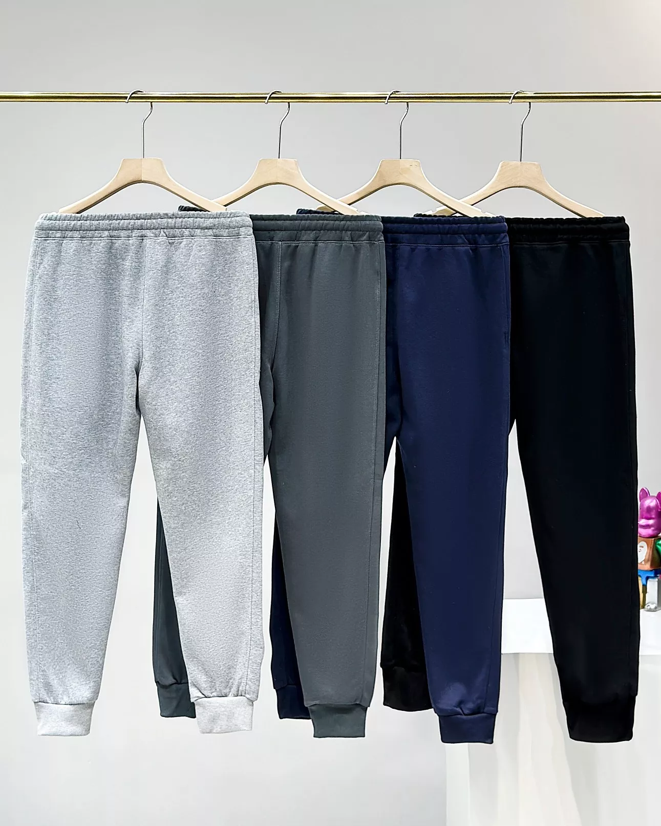 몽클레어 로고 자수 조거 팬츠 상세 이미지 9
