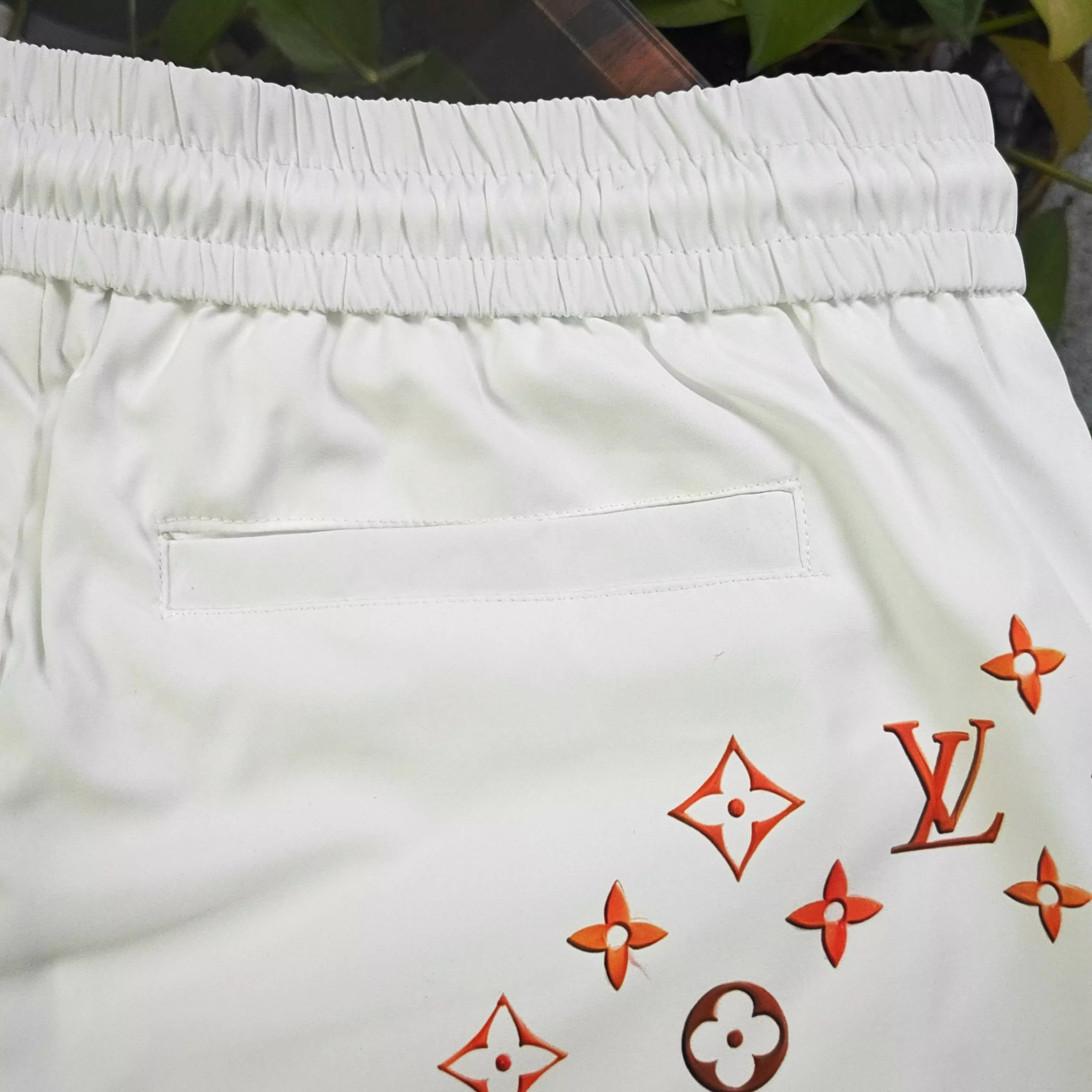 루이비통 하트 레터 로고 프린트 반바지 상세 이미지 7