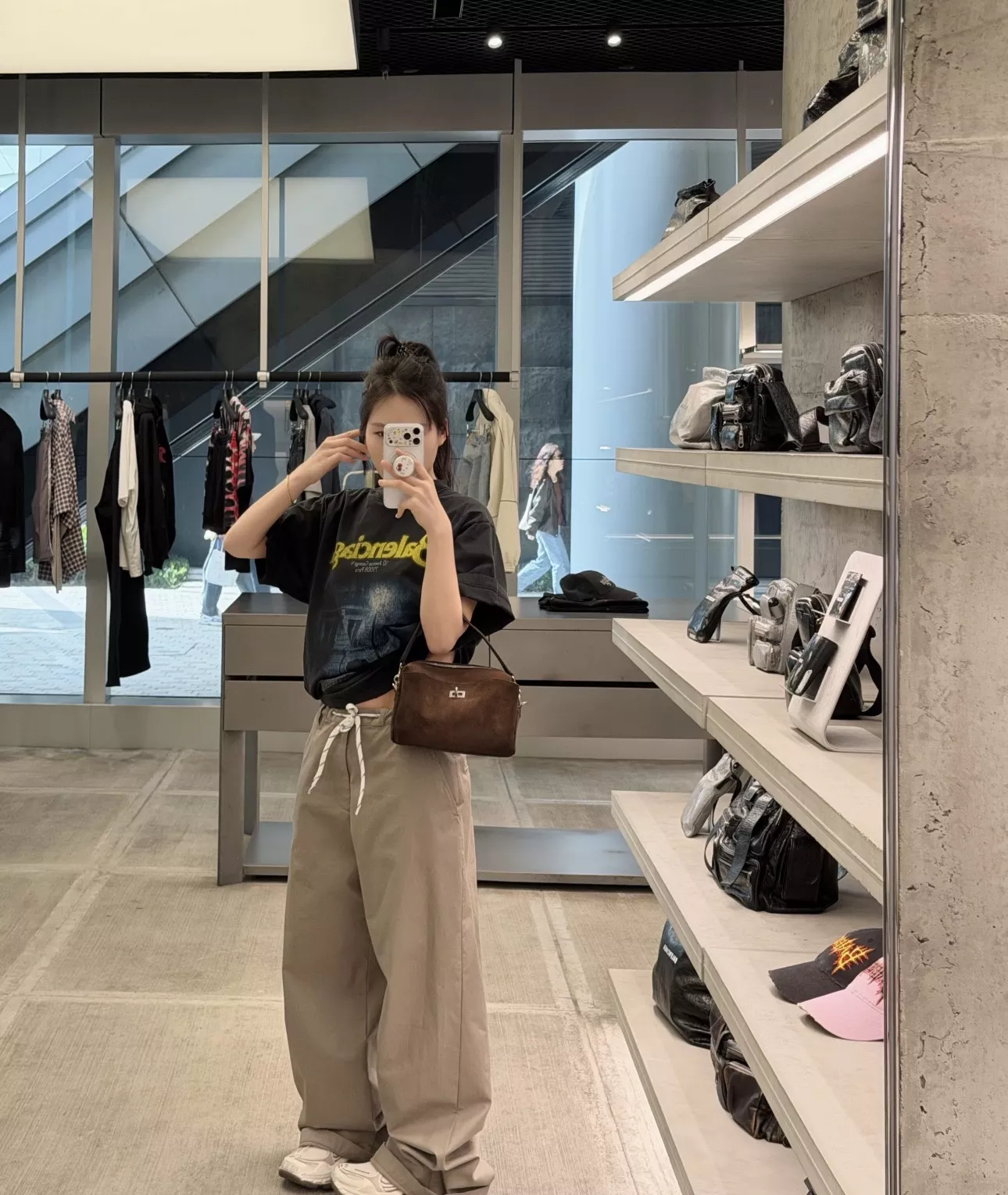 발렌시아가 워시드 블랙 프린트 티셔츠 상세 이미지 18