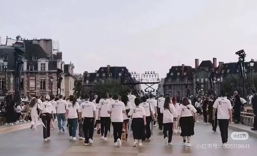 루이비통 24시즌 한정 프린트 반소매 탑 상세 이미지 17