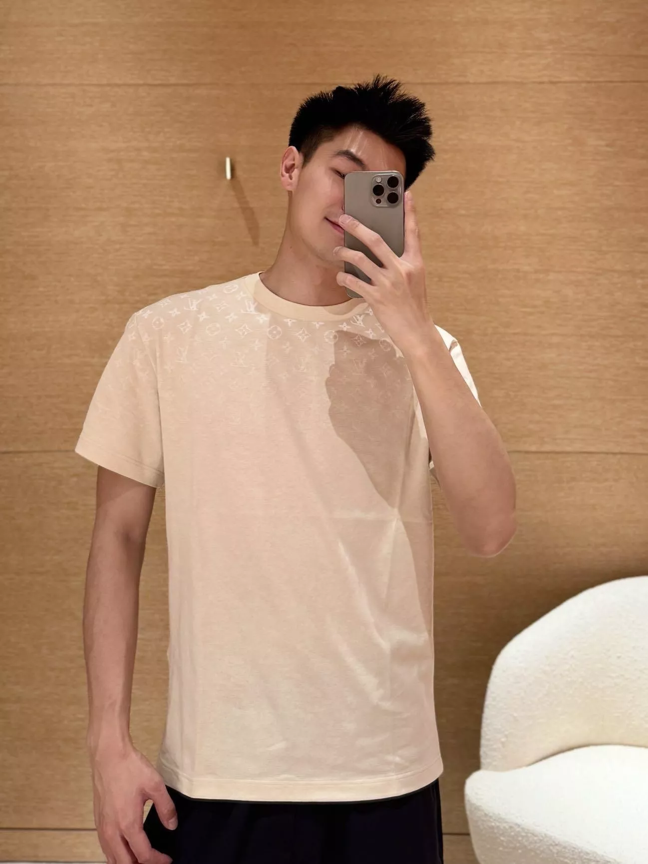 루이비통 그라데이션 모노그램 프린트 코튼 티셔츠 상세 이미지 12
