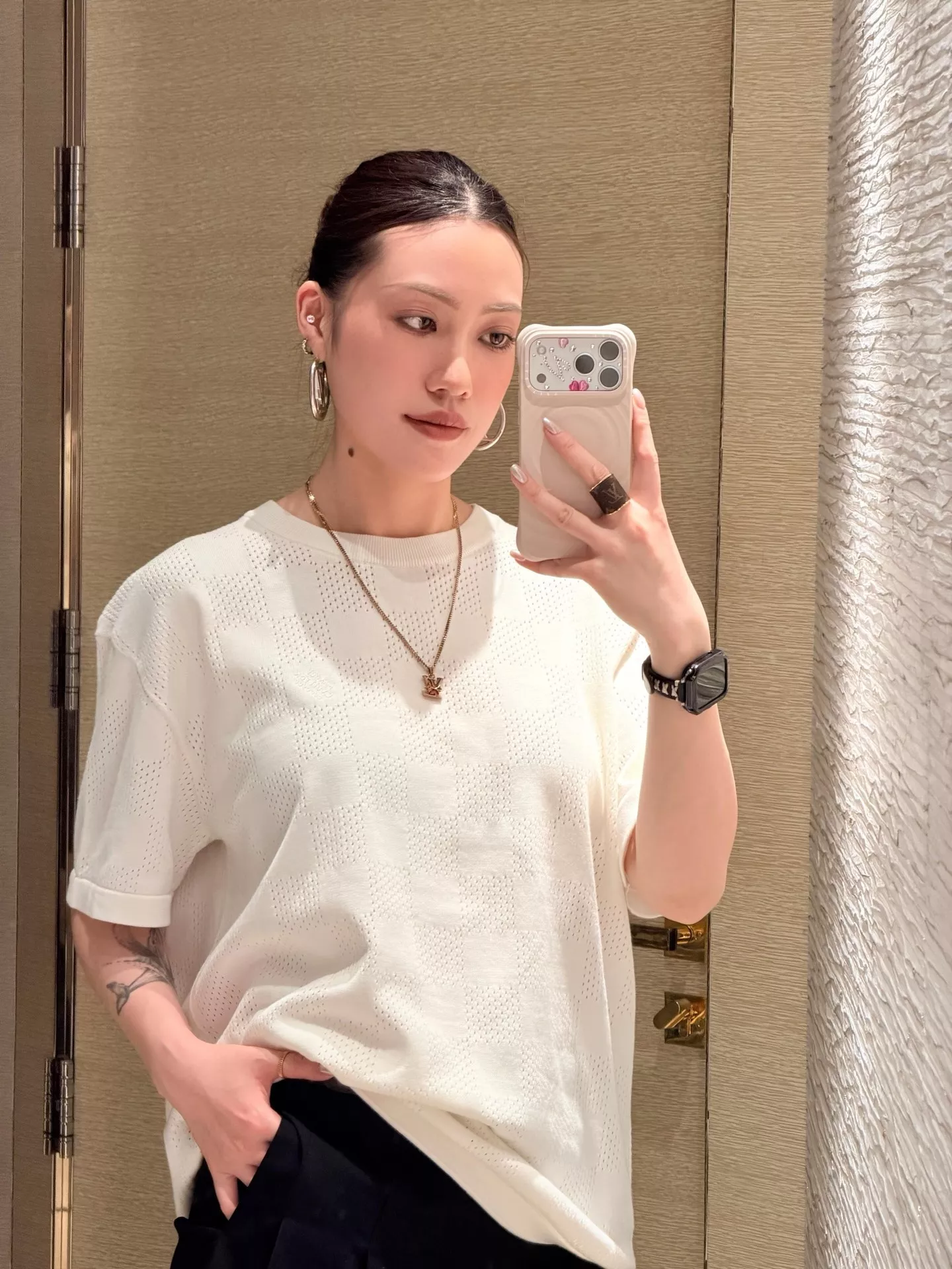 루이비통 메쉬 로고 반팔 라운드넥 상의 상세 이미지 19