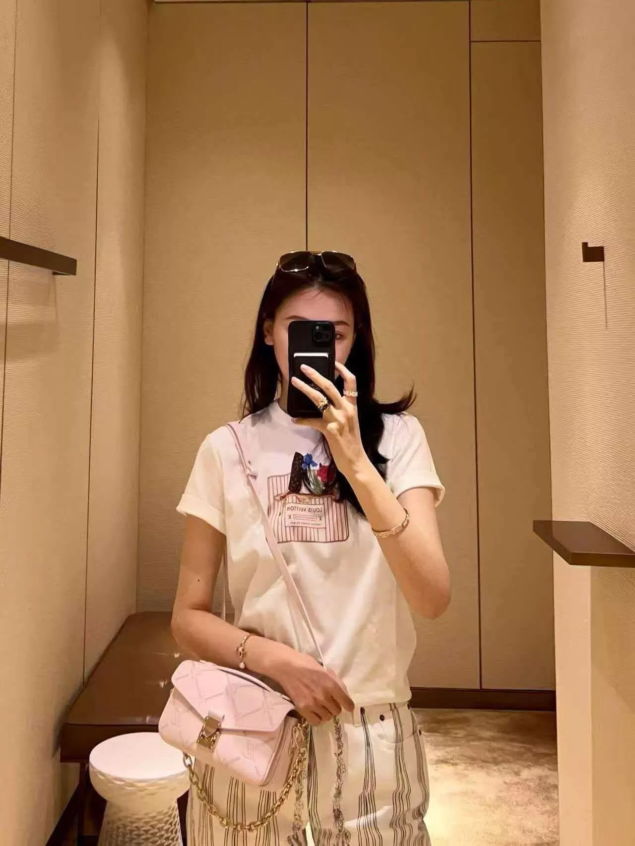 루이비통 네버풀 프린트 티셔츠 상세 이미지 16