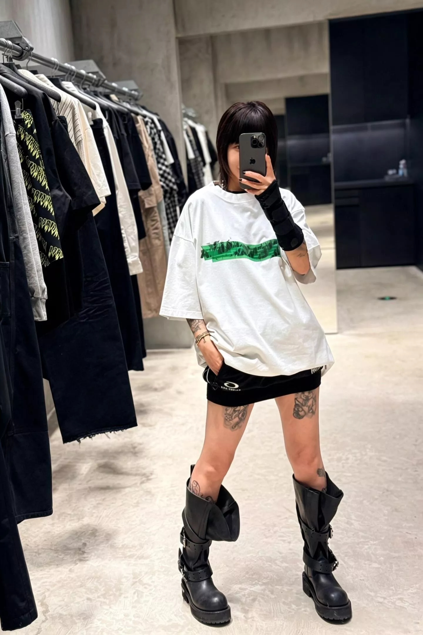 발렌시아가 메시 스프레이 프린트 티셔츠 상세 이미지 18