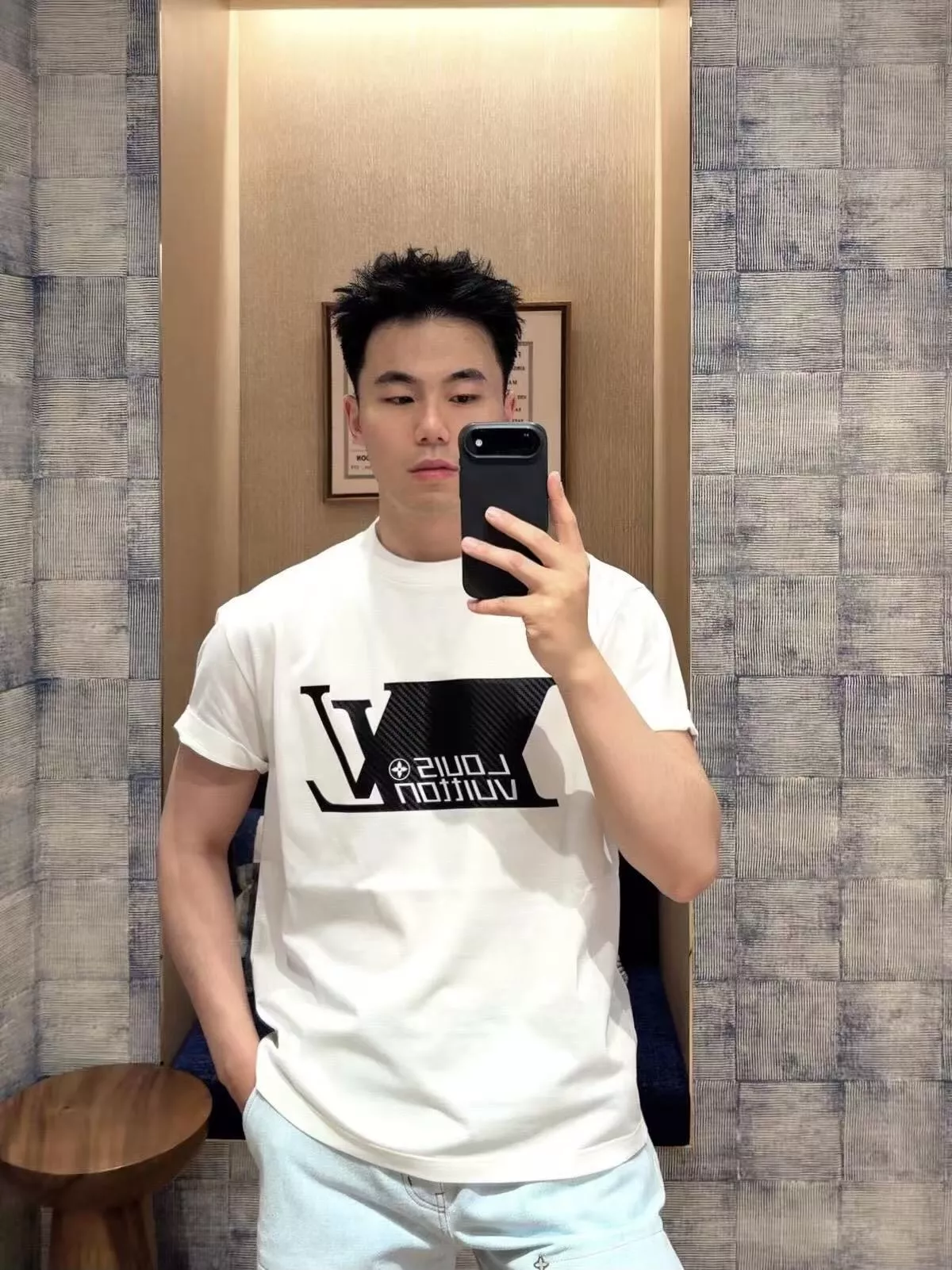 루이비통 카본 파이버 로고 프린트 반팔 상세 이미지 13