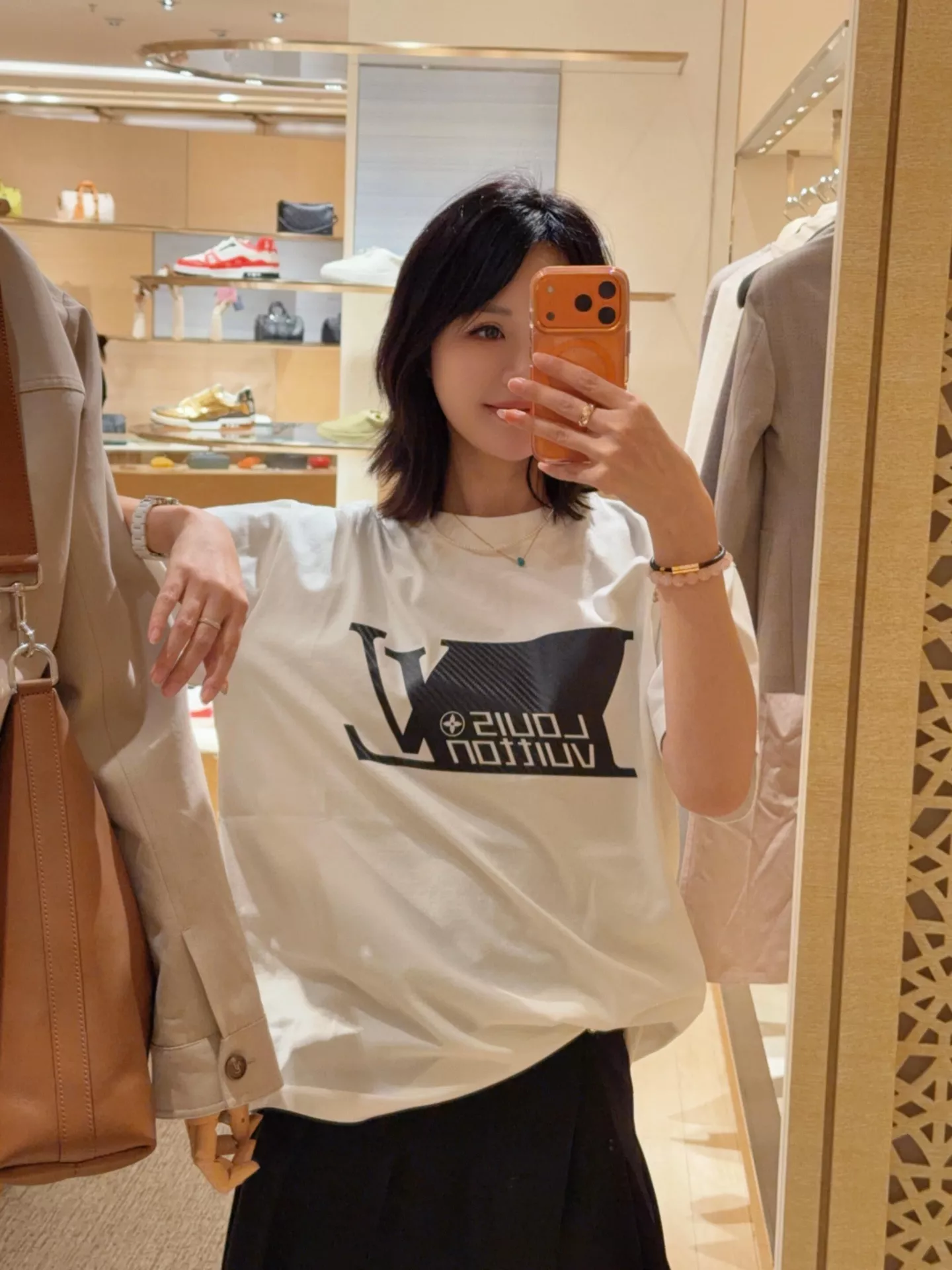 루이비통 카본 파이버 로고 프린트 반팔 상세 이미지 15