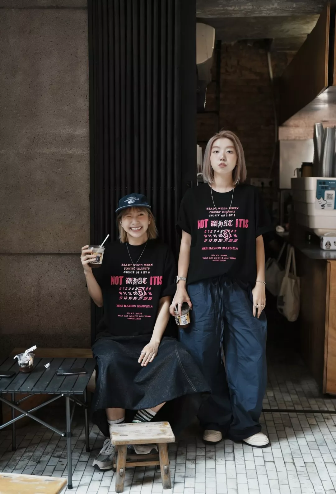 메종마르지엘라 핑크 레터링 배색 프린트 라운드 반팔 상세 이미지 14