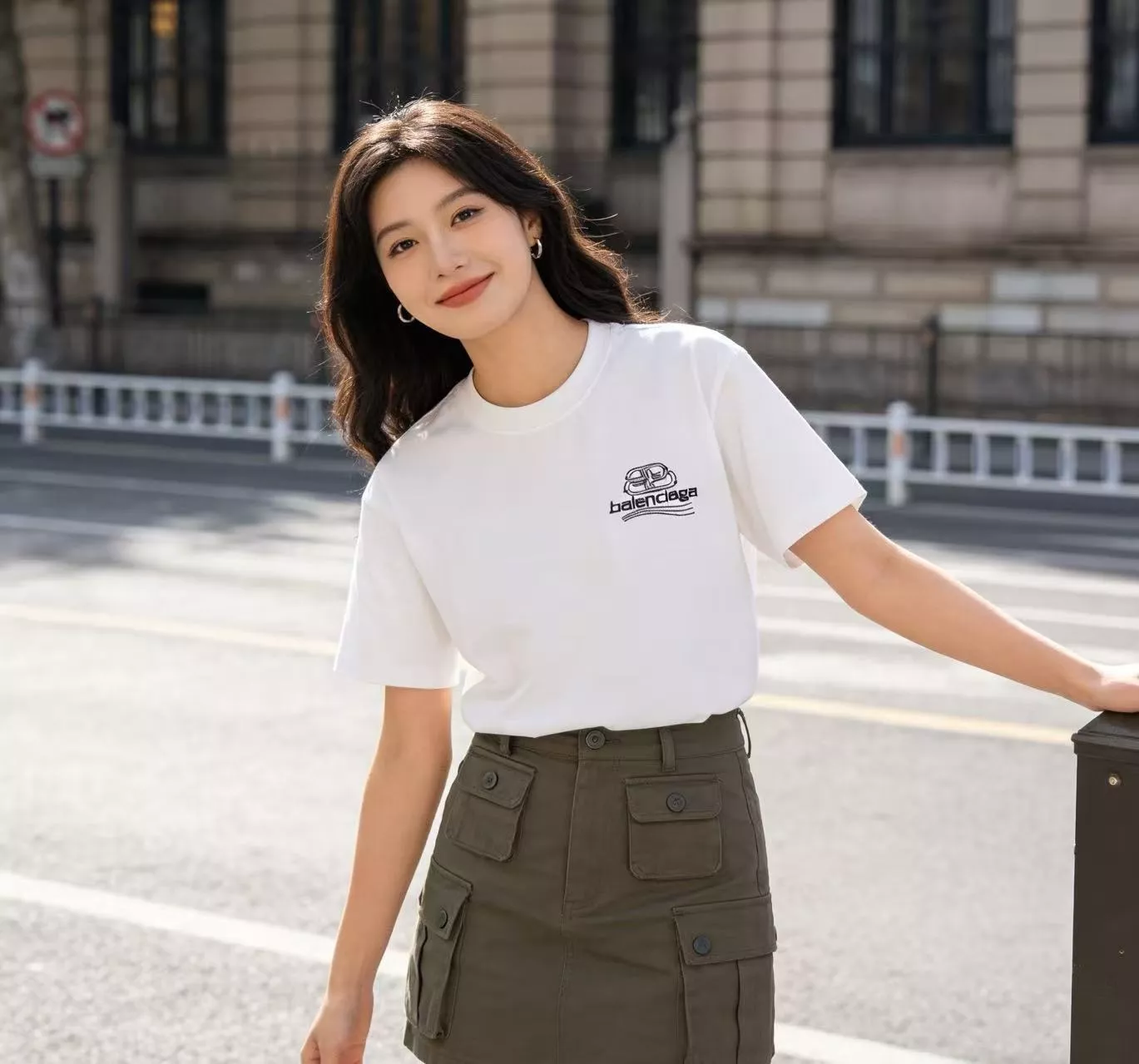 발렌시아가 락 버클 레터링 자수 반팔 상세 이미지 14