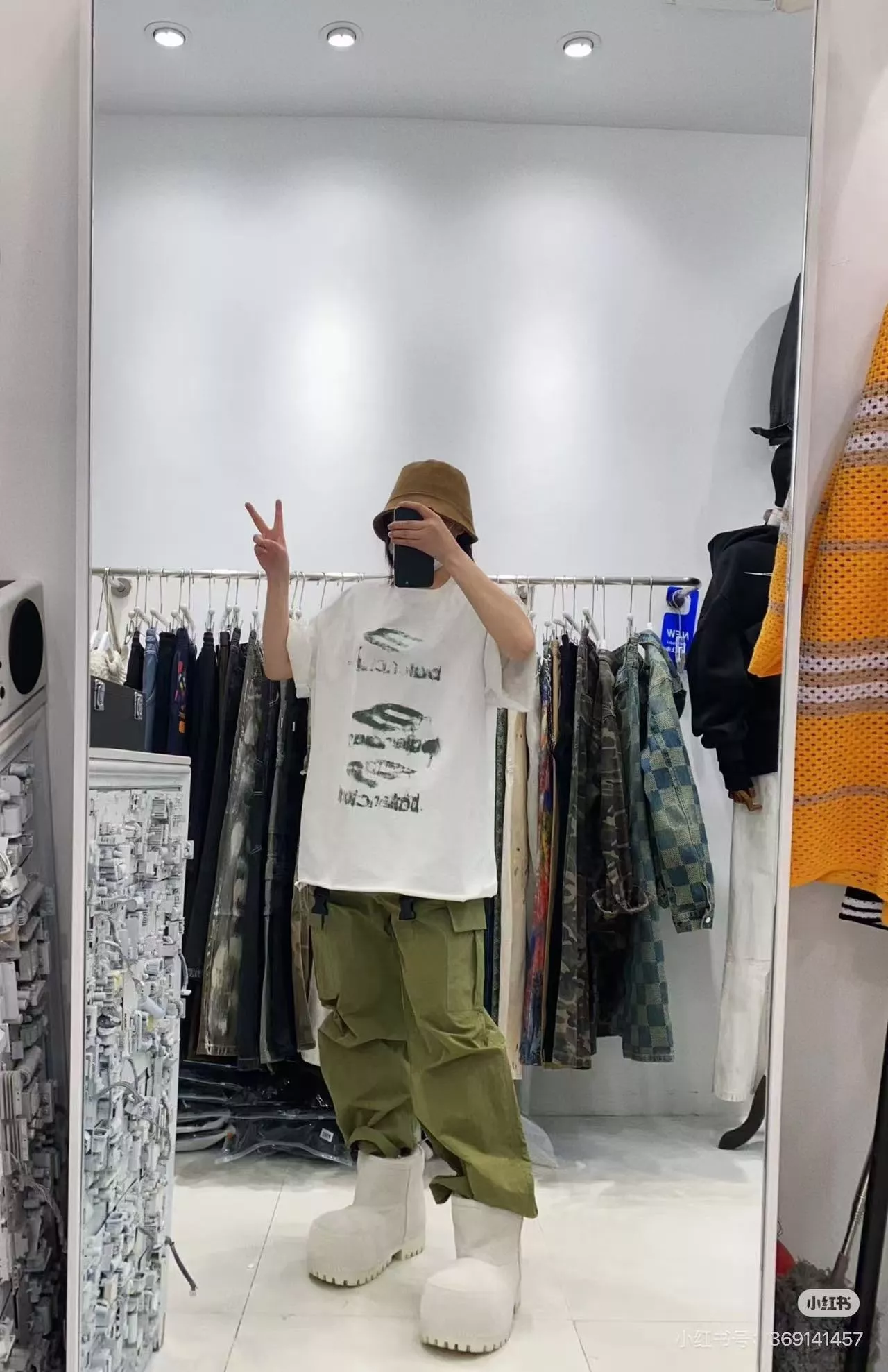 발렌시아가 디스트로이드 그래픽 반팔 티셔츠 상세 이미지 13