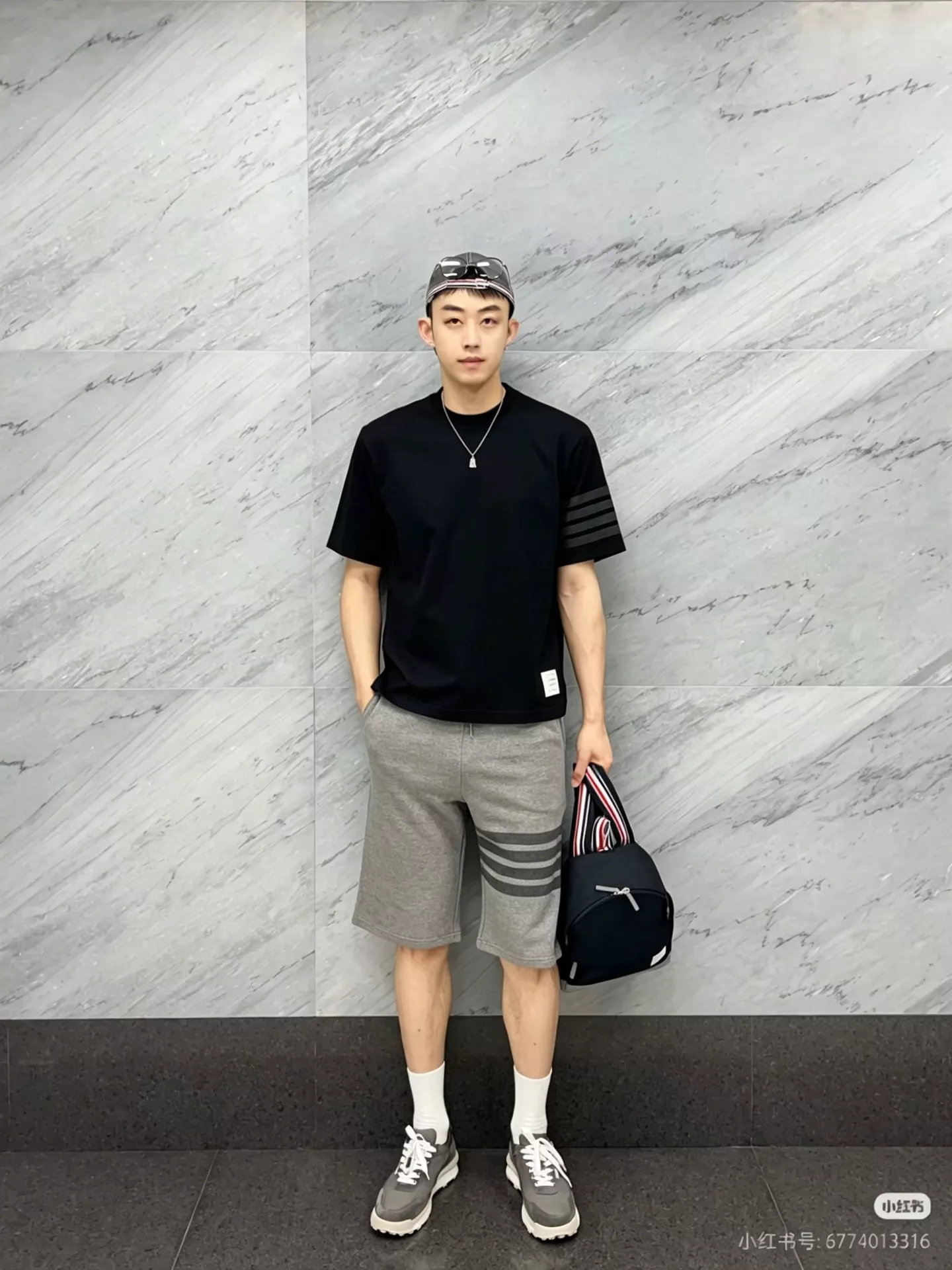 톰브라운 사선 완장 포인트 반소매 상의 상세 이미지 11