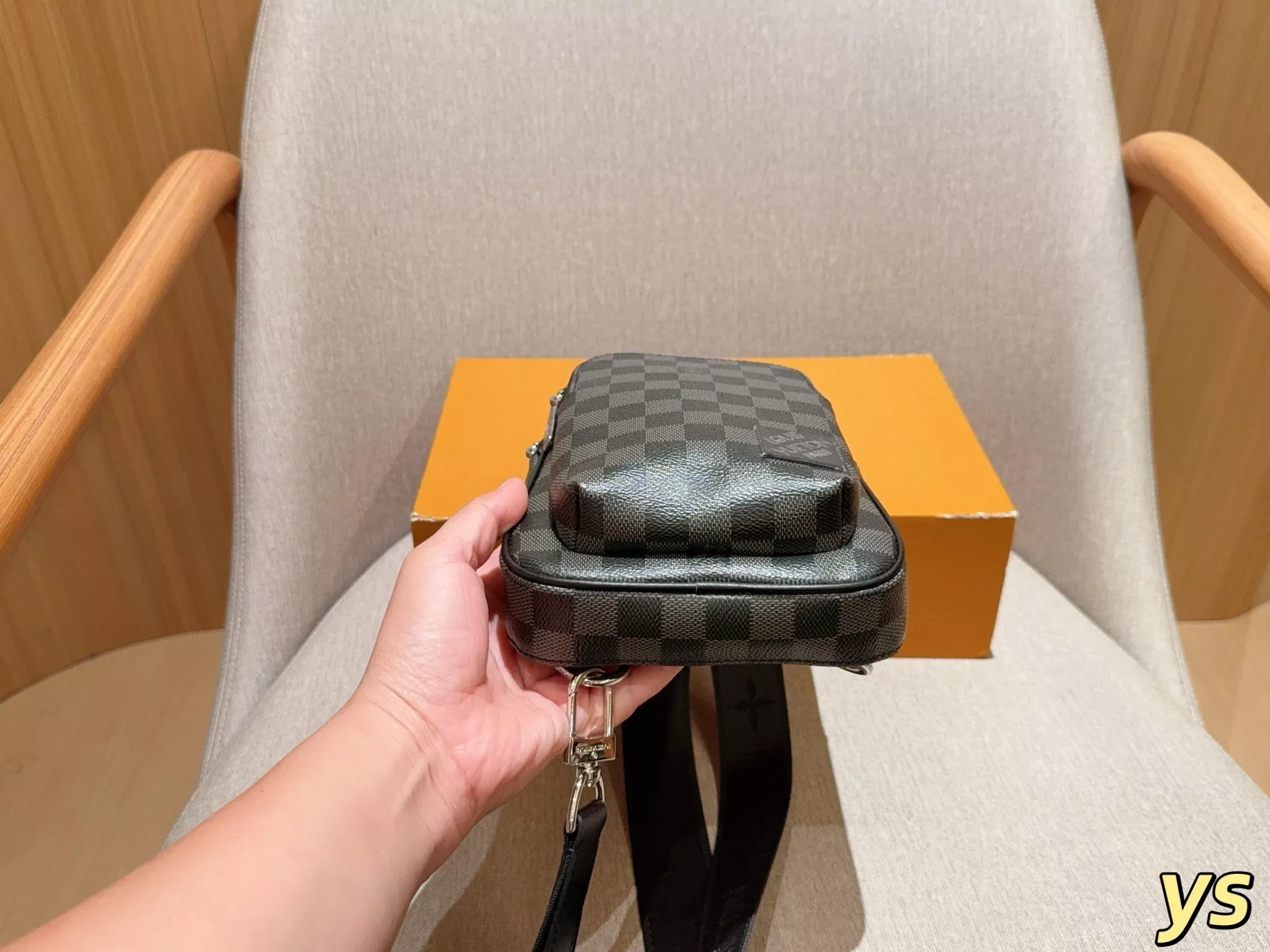 루이비통 다미에 패턴 슬링백 상세 이미지 6