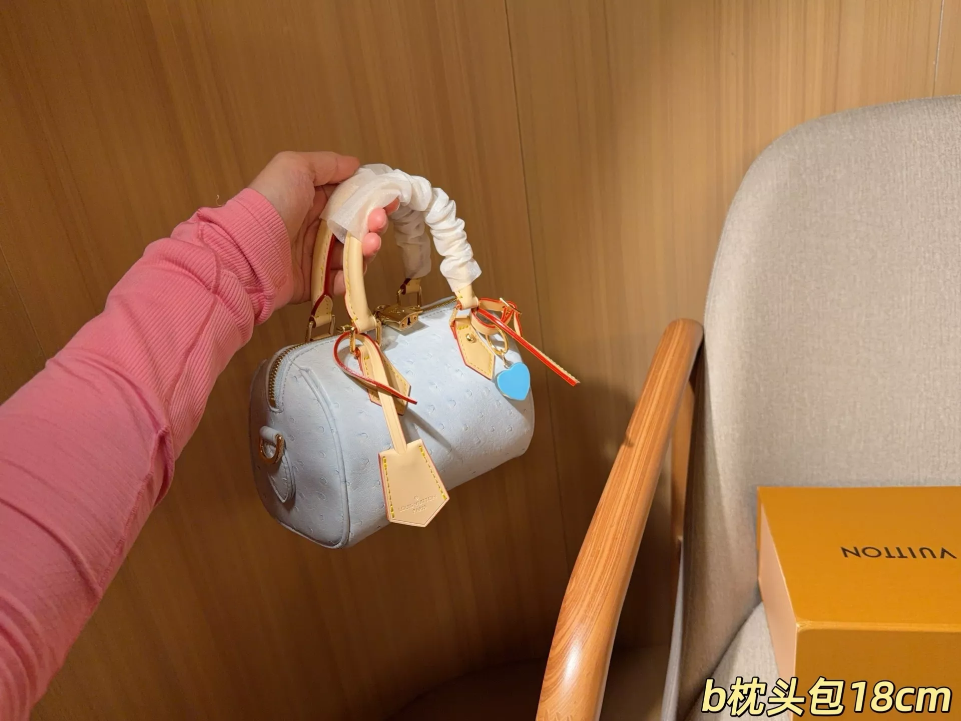 루이비통 오스트리치 가죽 미니 토트 스타일 백 상세 이미지 3