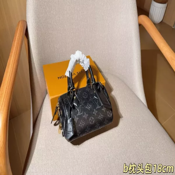 루이비통 오스트리치 가죽 필로우백