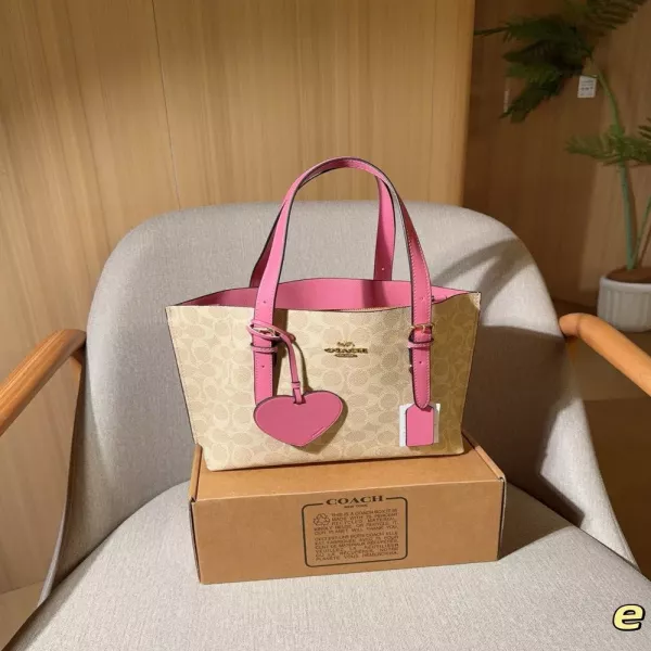 코치 하트 참 장식 로고 쇼핑백