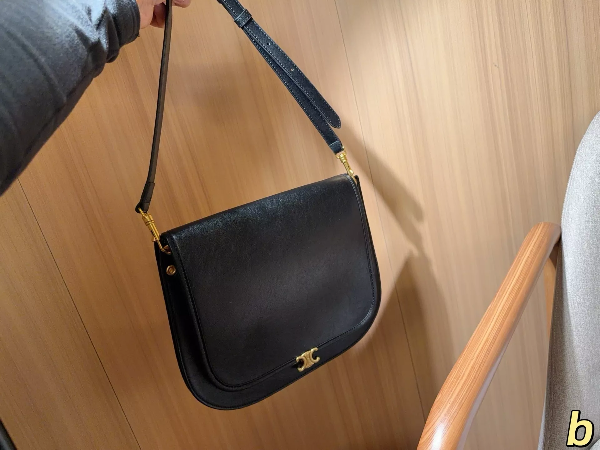 셀린느 트리옹프 플랩 스트랩 백 상세 이미지 3