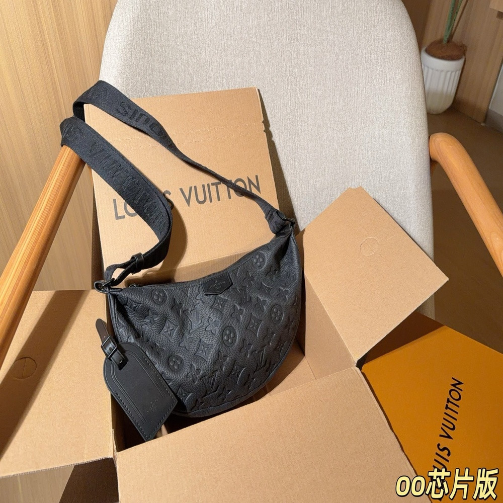 루이비통 하마크 엠보 월형 숄더백