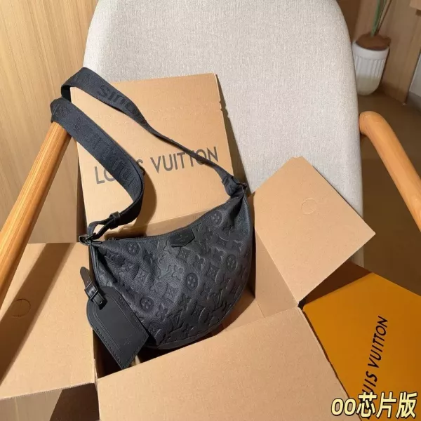 루이비통 하마크 엠보 월형 숄더백
